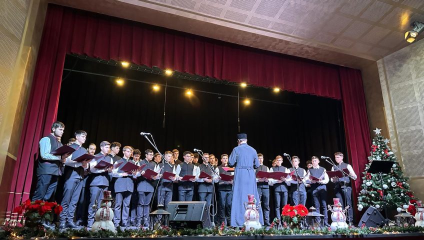 Corurile Seminarului Teologic „Veniamin Costachi” au colindat la Târgu Neamț și Fălticeni