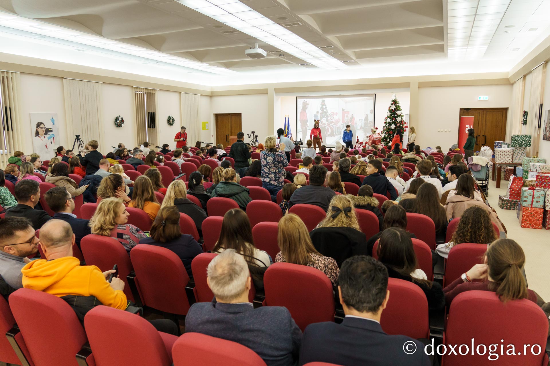 Bucurie și solidaritate la Serbarea de Crăciun organizată de Fundația Antibiotice „Știință și Suflet” / Foto: Mihail Vrăjitoru Bucurie și solidaritate la Serbarea de Crăciun organizată de Fundația Antibiotice „Știință și Suflet”