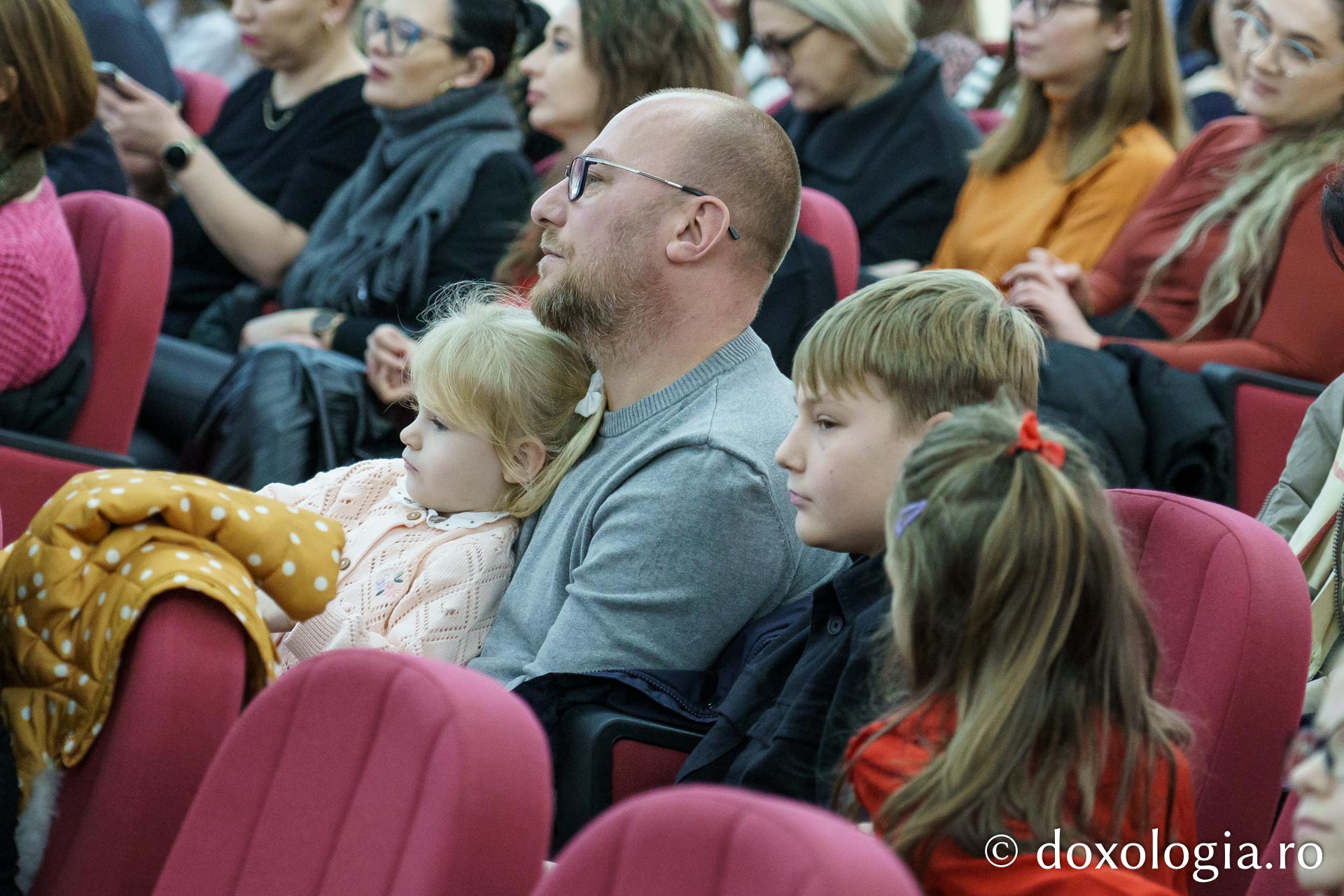 Bucurie și solidaritate la Serbarea de Crăciun organizată de Fundația Antibiotice „Știință și Suflet” / Foto: Mihail Vrăjitoru Bucurie și solidaritate la Serbarea de Crăciun organizată de Fundația Antibiotice „Știință și Suflet”