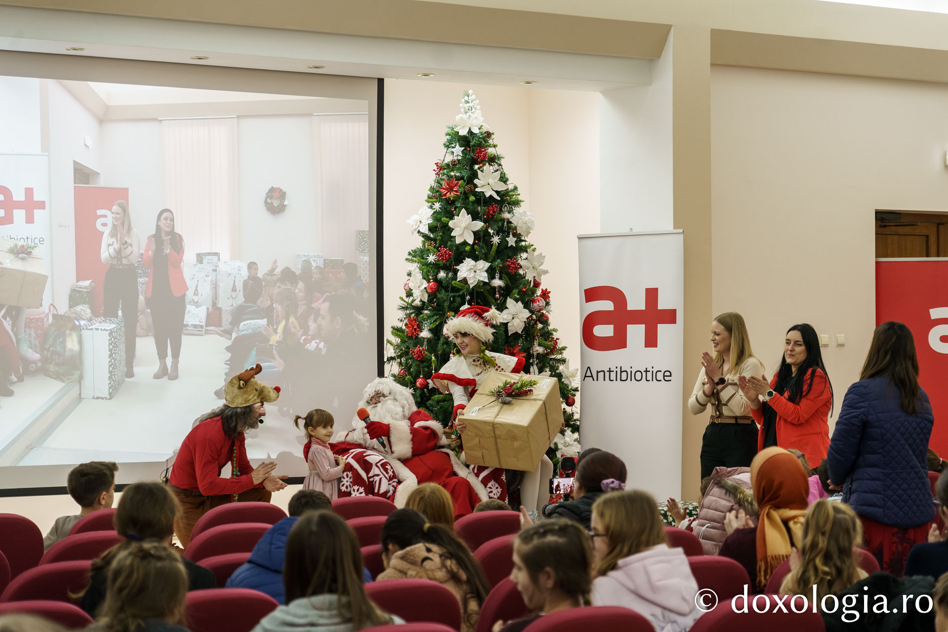 Bucurie și solidaritate la Serbarea de Crăciun organizată de Fundația Antibiotice „Știință și Suflet” / Foto: Mihail Vrăjitoru Bucurie și solidaritate la Serbarea de Crăciun organizată de Fundația Antibiotice „Știință și Suflet”