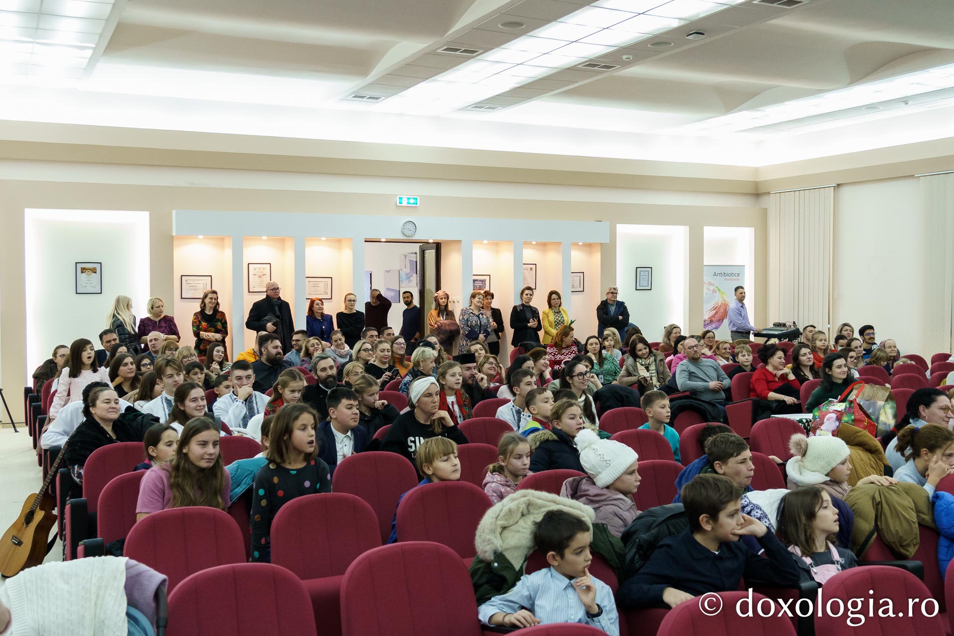 Bucurie și solidaritate la Serbarea de Crăciun organizată de Fundația Antibiotice „Știință și Suflet” / Foto: Mihail Vrăjitoru Bucurie și solidaritate la Serbarea de Crăciun organizată de Fundația Antibiotice „Știință și Suflet”