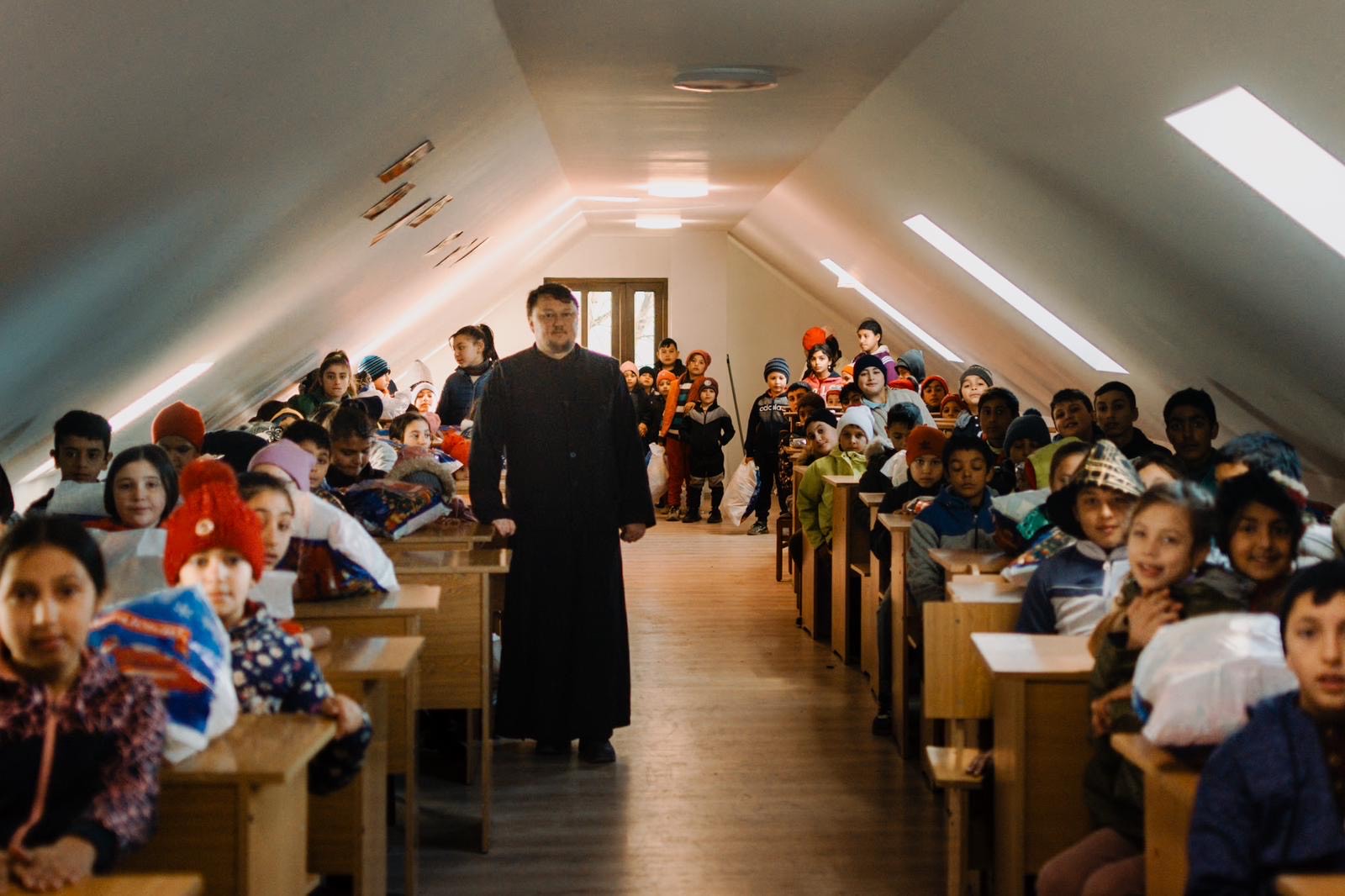 Parohia Crucea din județul Iași demarează campania „Vis de sărbători”. Contribuie și tu cu un dar pentru cei peste 500 de copii din listă