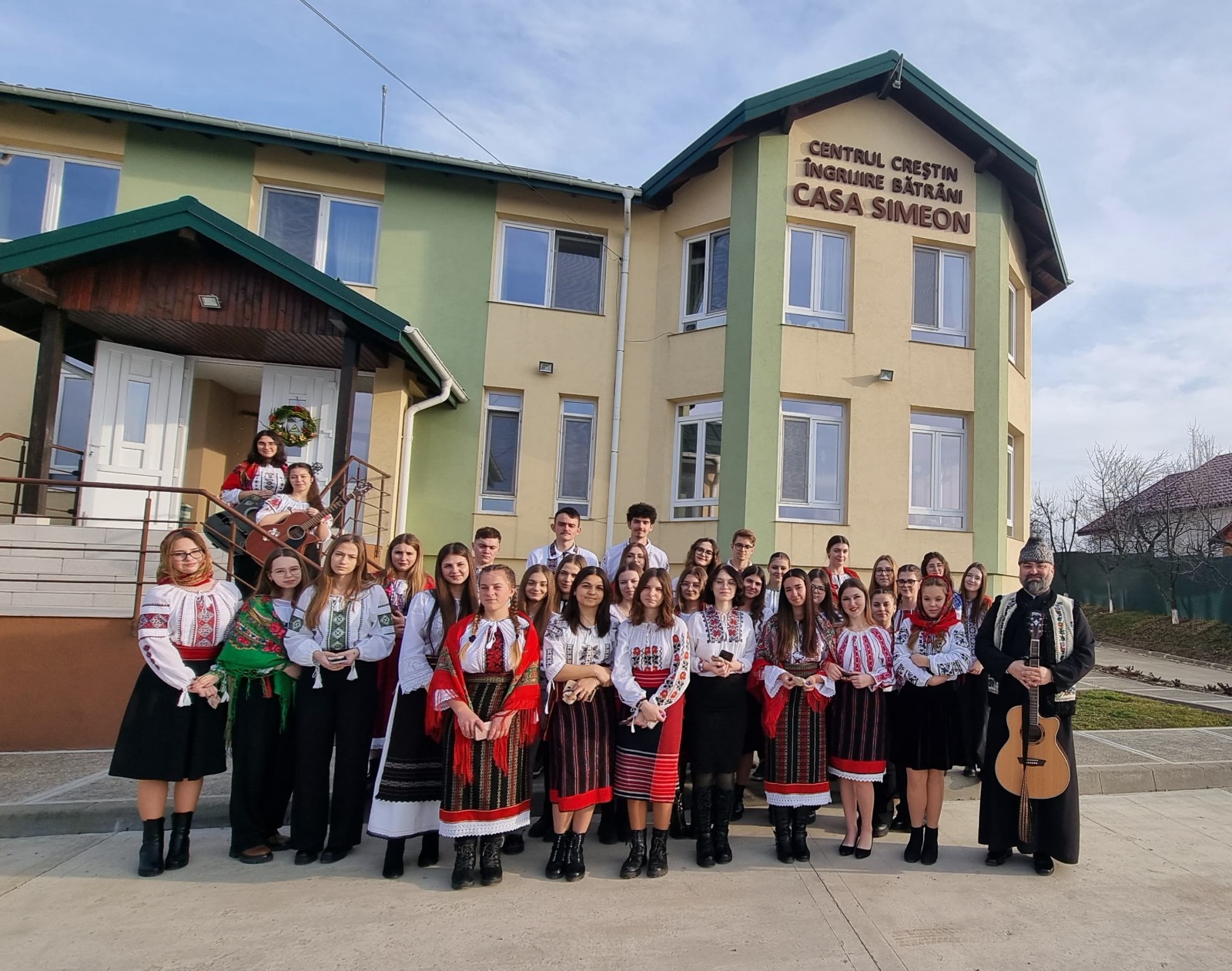 Elevii unui liceu din Dorohoi i-au colindat pe vârstnicii de la centrele de asistență din județul Botoșani