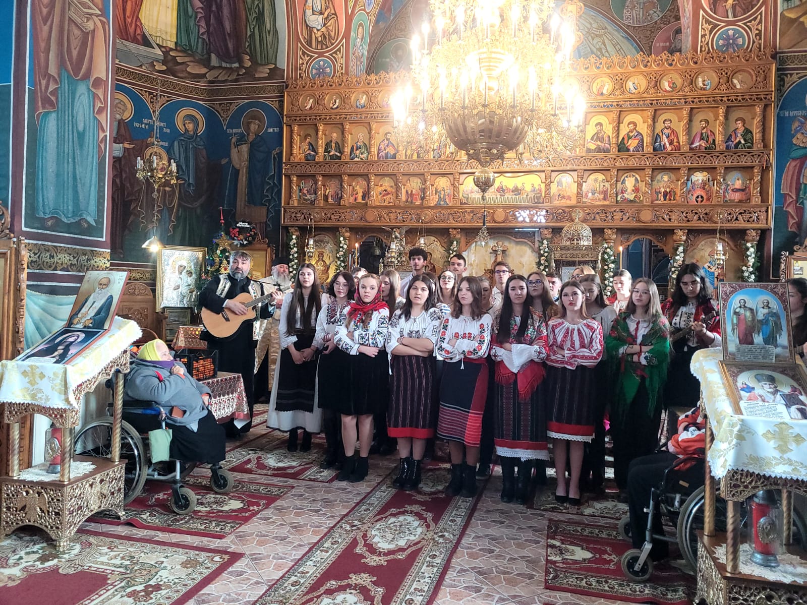 Elevii unui liceu din Dorohoi i-au colindat pe vârstnicii de la centrele de asistență din județul Botoșani