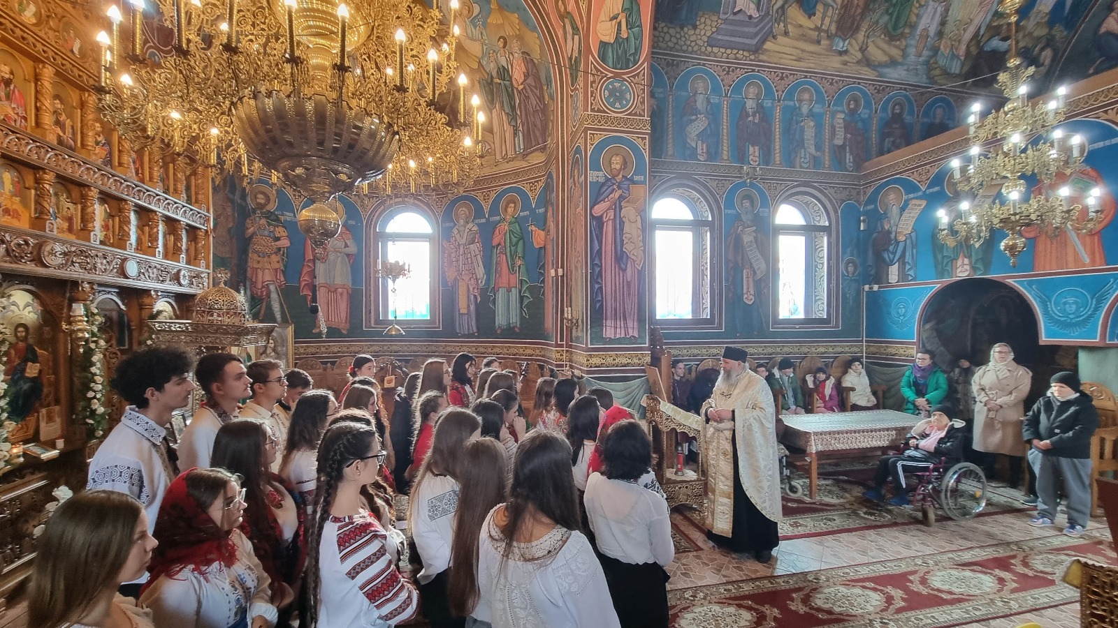 Elevii unui liceu din Dorohoi i-au colindat pe vârstnicii de la centrele de asistență din județul Botoșani