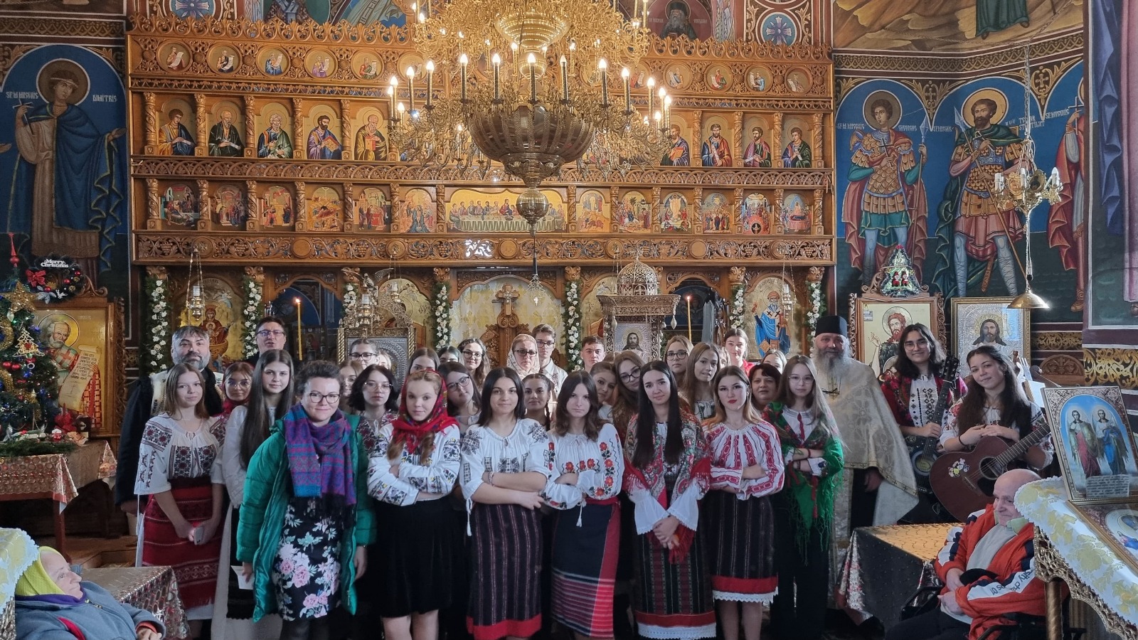 Elevii unui liceu din Dorohoi i-au colindat pe vârstnicii de la centrele de asistență din județul Botoșani