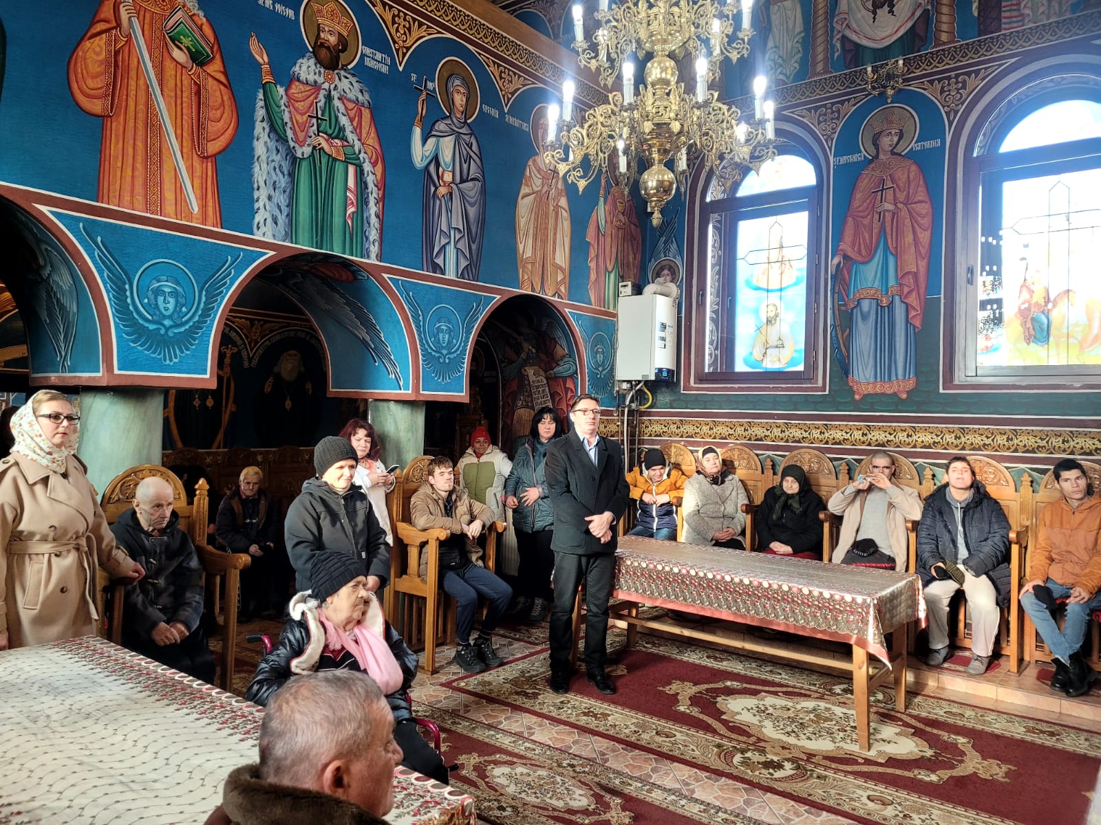 Elevii unui liceu din Dorohoi i-au colindat pe vârstnicii de la centrele de asistență din județul Botoșani