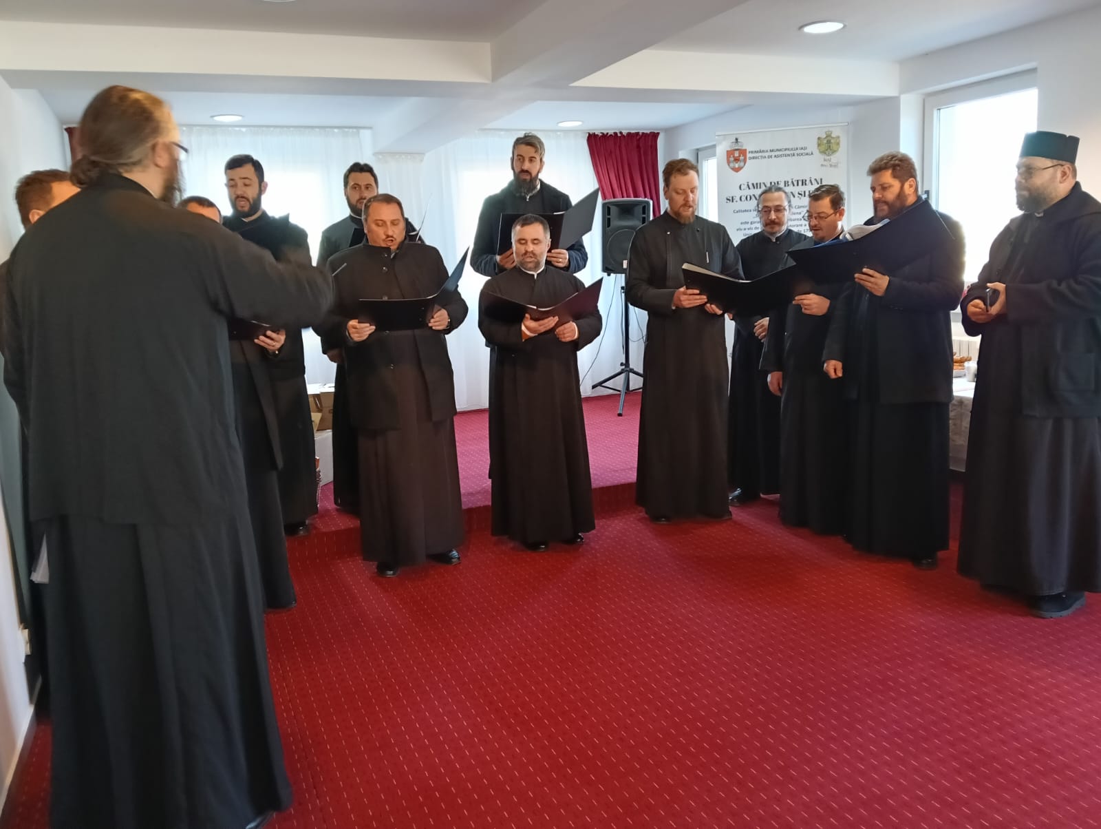 Corala preoților din Protopopiatul Iași II, alături de vârstnicii din Bucium