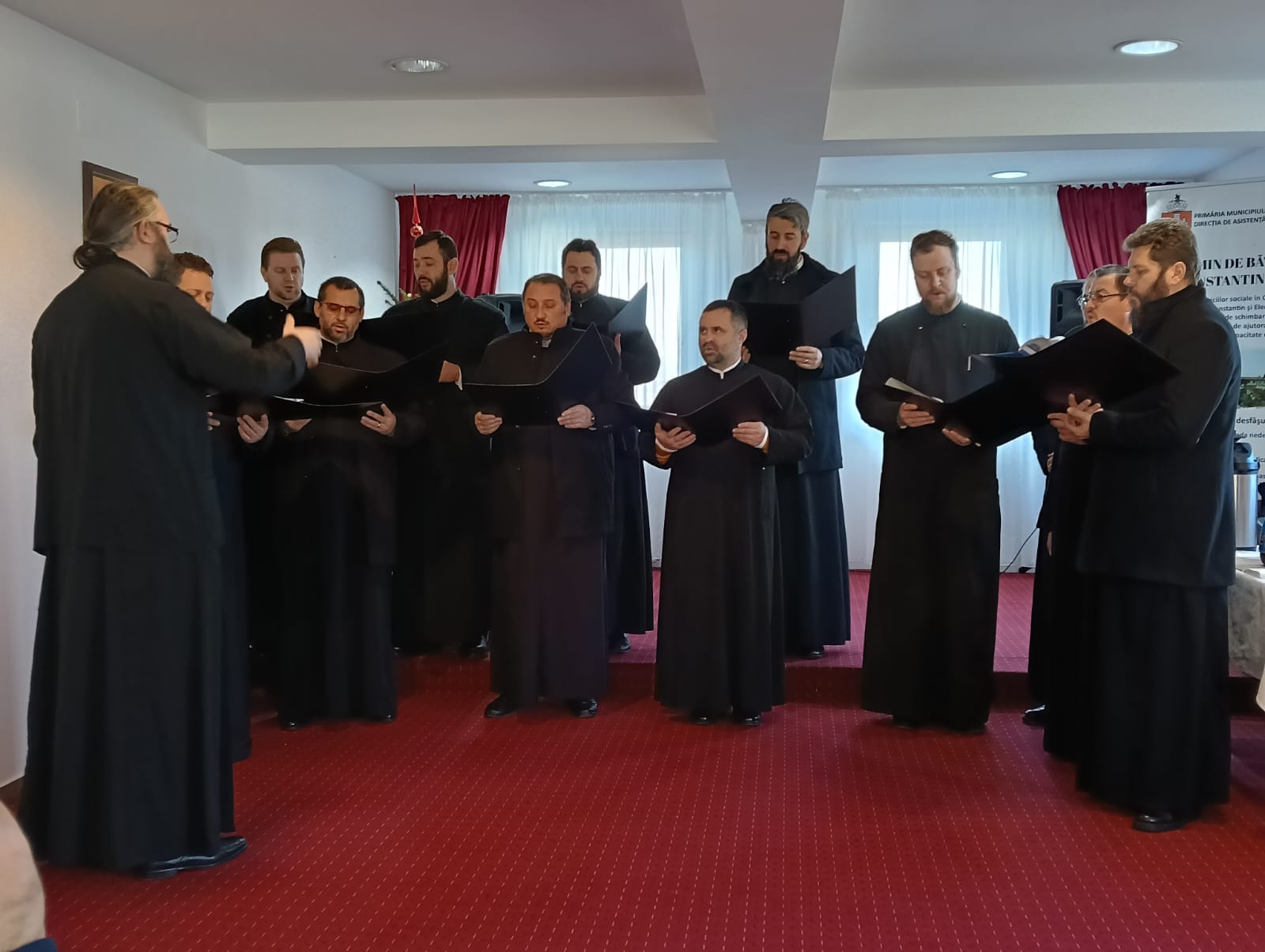 Corala preoților din Protopopiatul Iași II, alături de vârstnicii din Bucium