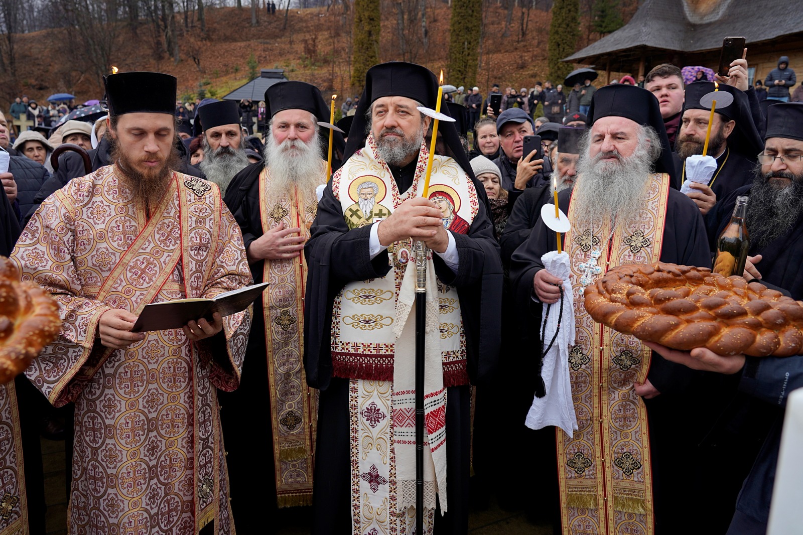 Slujbă pentru cei trei mari duhovnici de la Sihăstria. PS Nichifor Botoșăneanul: „Îi prețuim pentru că rămân pilde pentru noi”