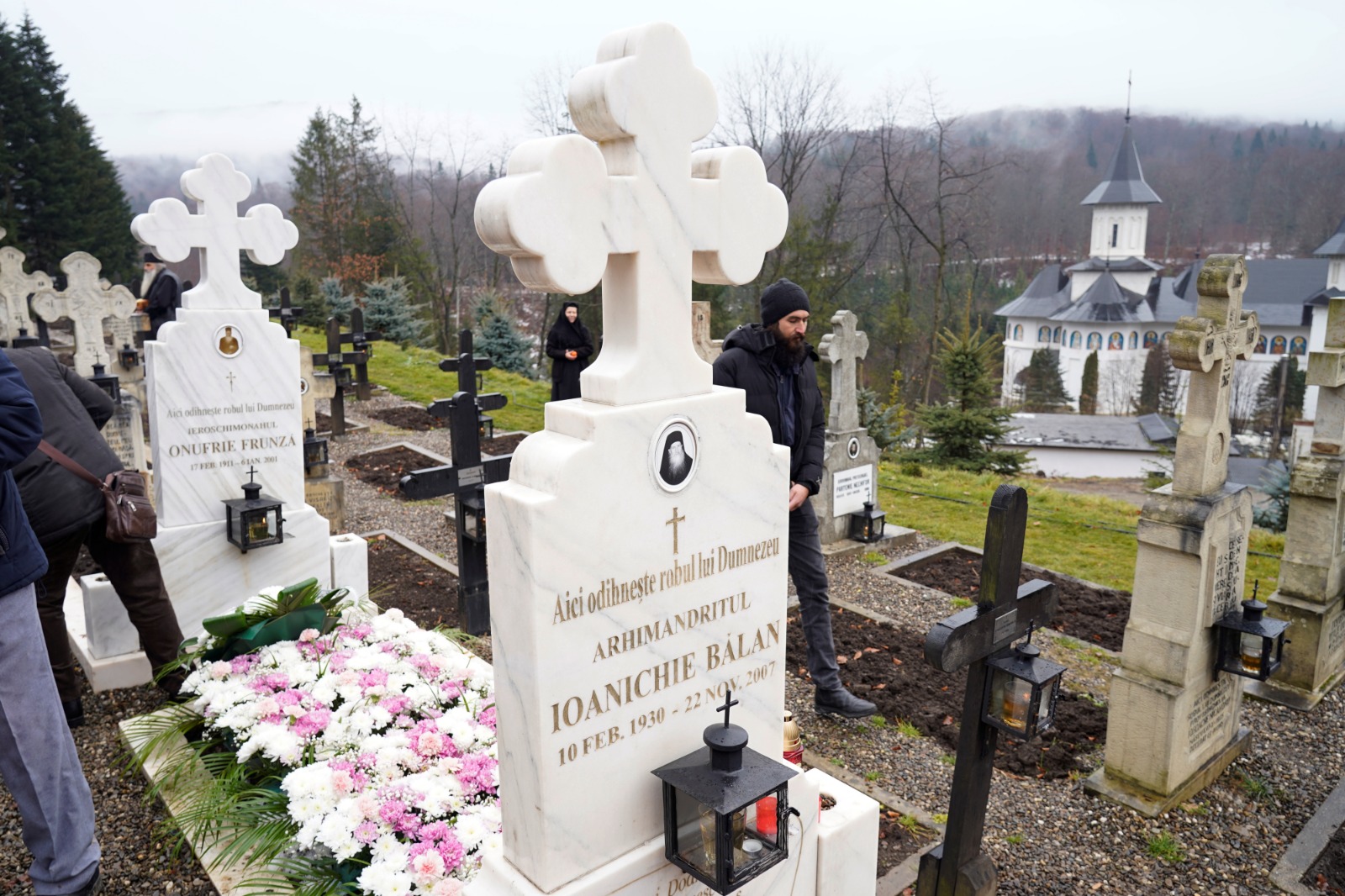 Slujbă pentru cei trei mari duhovnici de la Sihăstria. PS Nichifor Botoșăneanul: „Îi prețuim pentru că rămân pilde pentru noi”