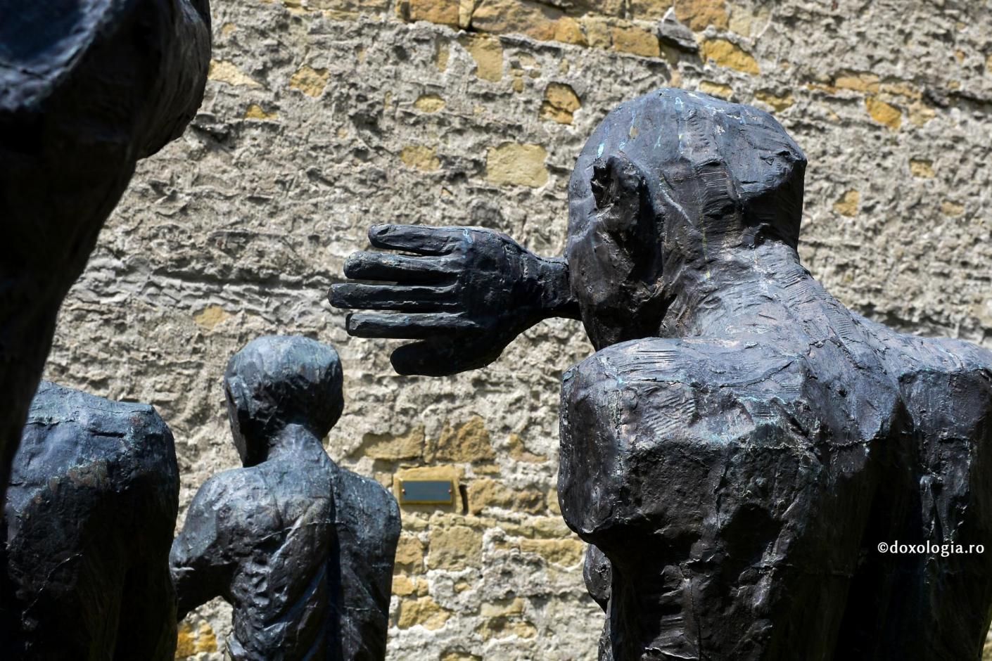O posibilă actualizare a pildei iconomului nedrept / Foto: Oana Nechifor statui
