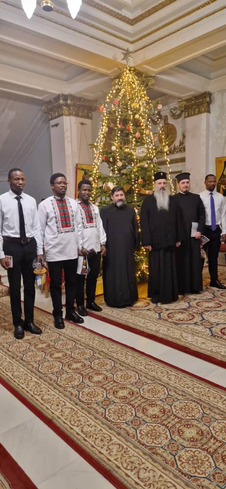 Tinerii studenți africani colindă pe Părintele Mitropolit Teofan