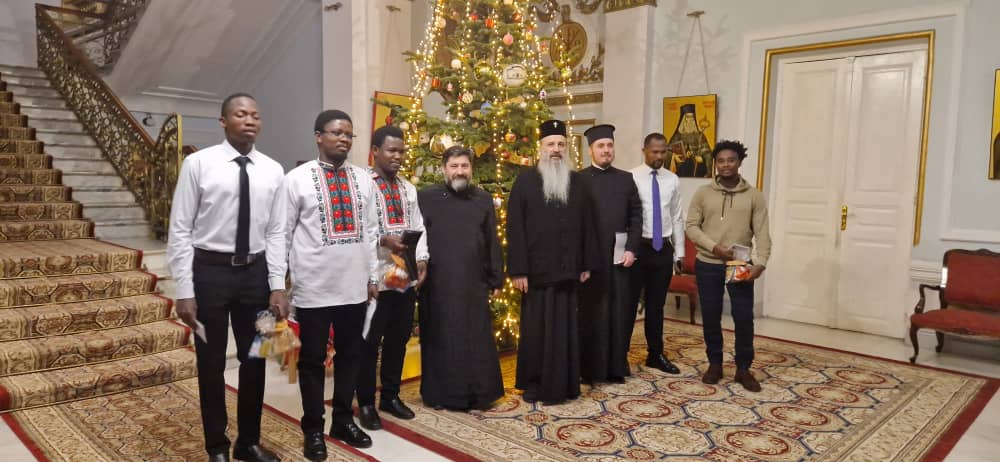 Tinerii studenți africani colindă pe Părintele Mitropolit Teofan