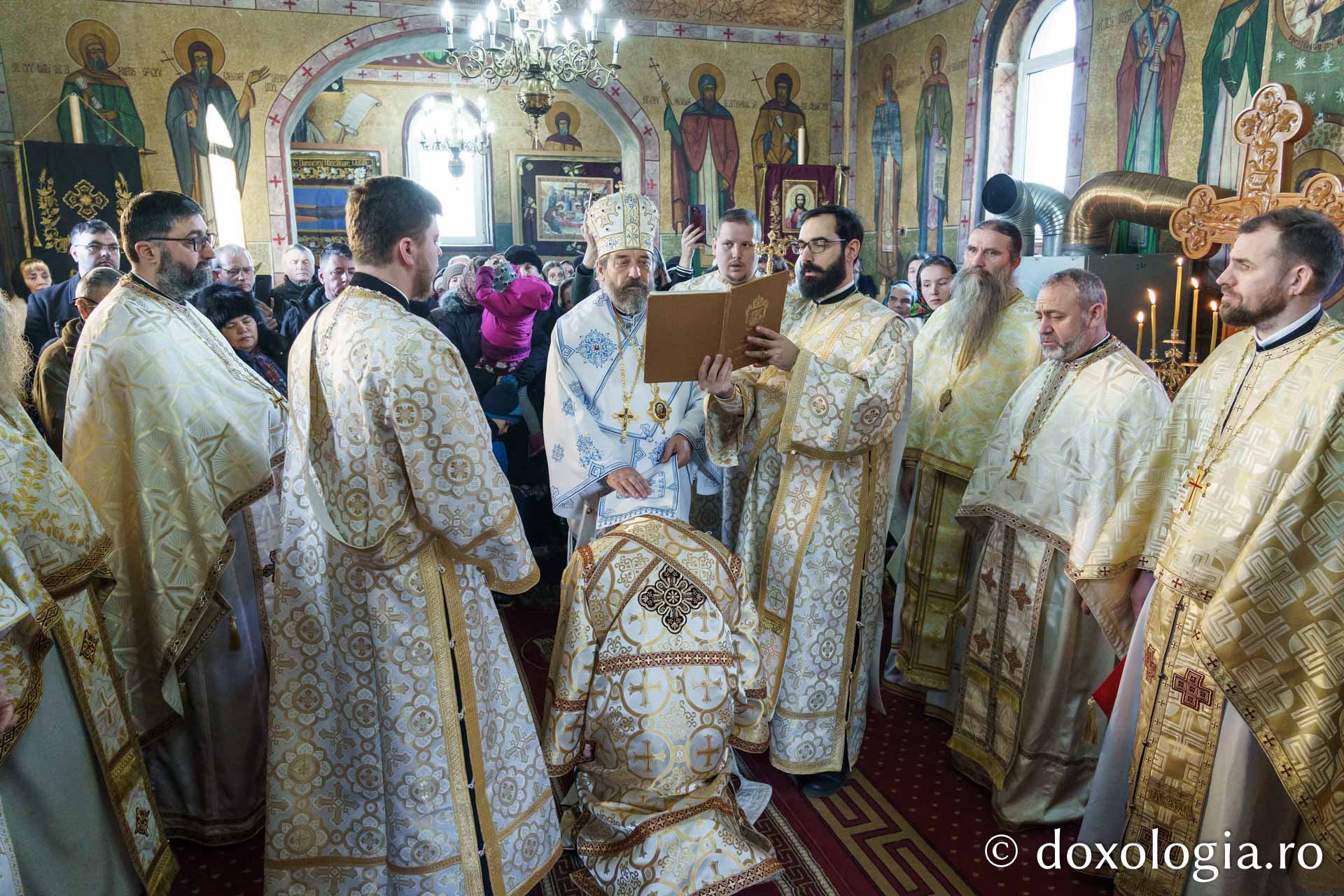 Credincioșii din Parohia Bahluiu, în rugăciune alături de Preasfințitul Nichifor Botoșăneanul