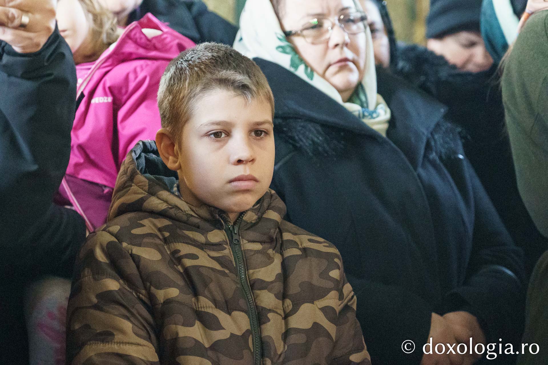 Credincioșii din Parohia Bahluiu, în rugăciune alături de Preasfințitul Nichifor Botoșăneanul