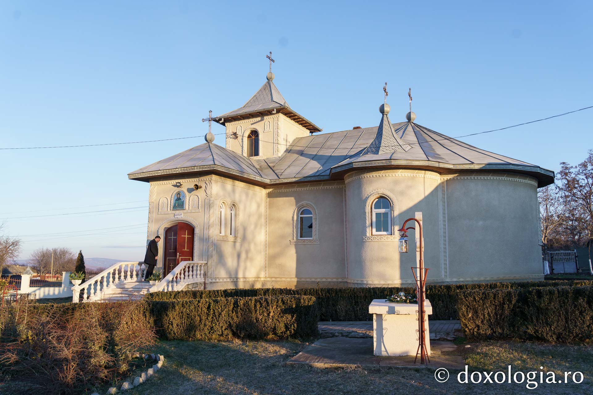 Credincioșii din Parohia Bahluiu, în rugăciune alături de Preasfințitul Nichifor Botoșăneanul