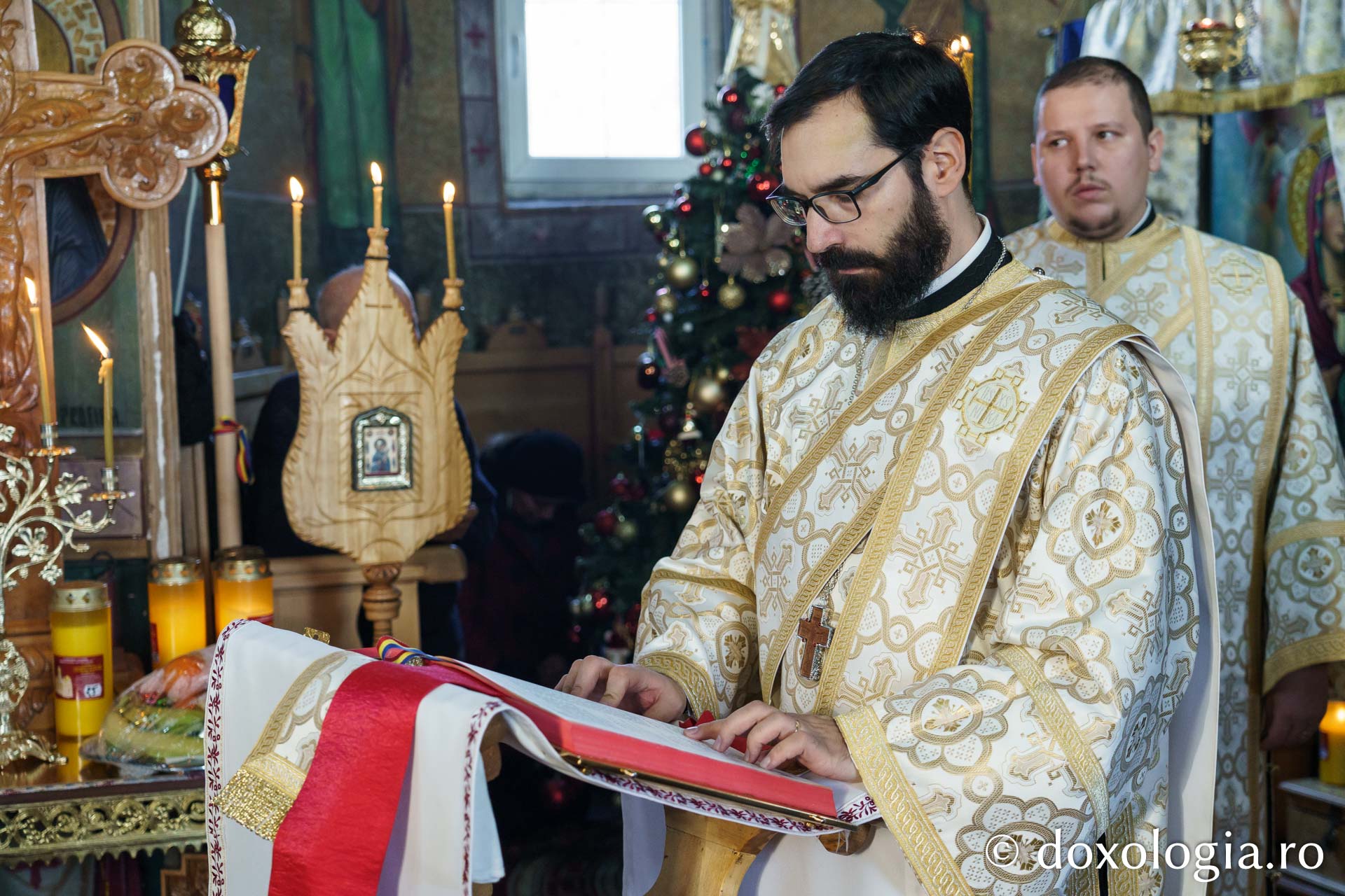 Credincioșii din Parohia Bahluiu, în rugăciune alături de Preasfințitul Nichifor Botoșăneanul