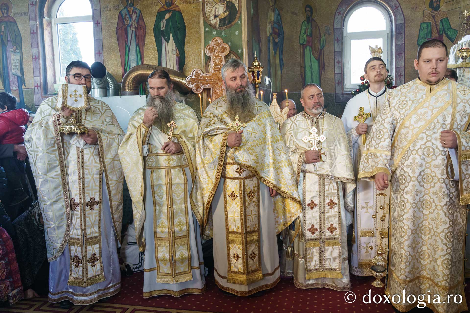 Credincioșii din Parohia Bahluiu, în rugăciune alături de Preasfințitul Nichifor Botoșăneanul