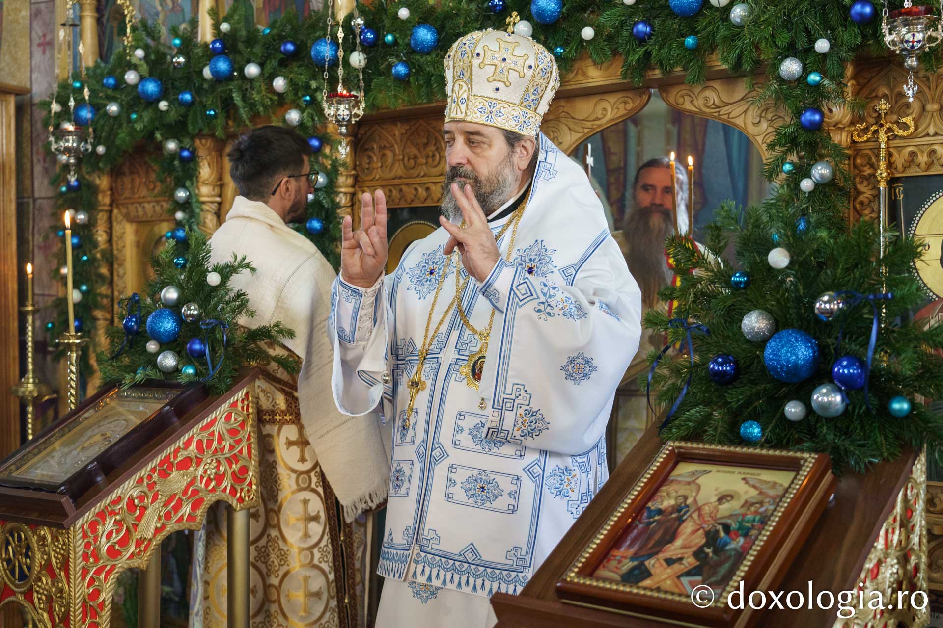 Credincioșii din Parohia Bahluiu, în rugăciune alături de Preasfințitul Nichifor Botoșăneanul