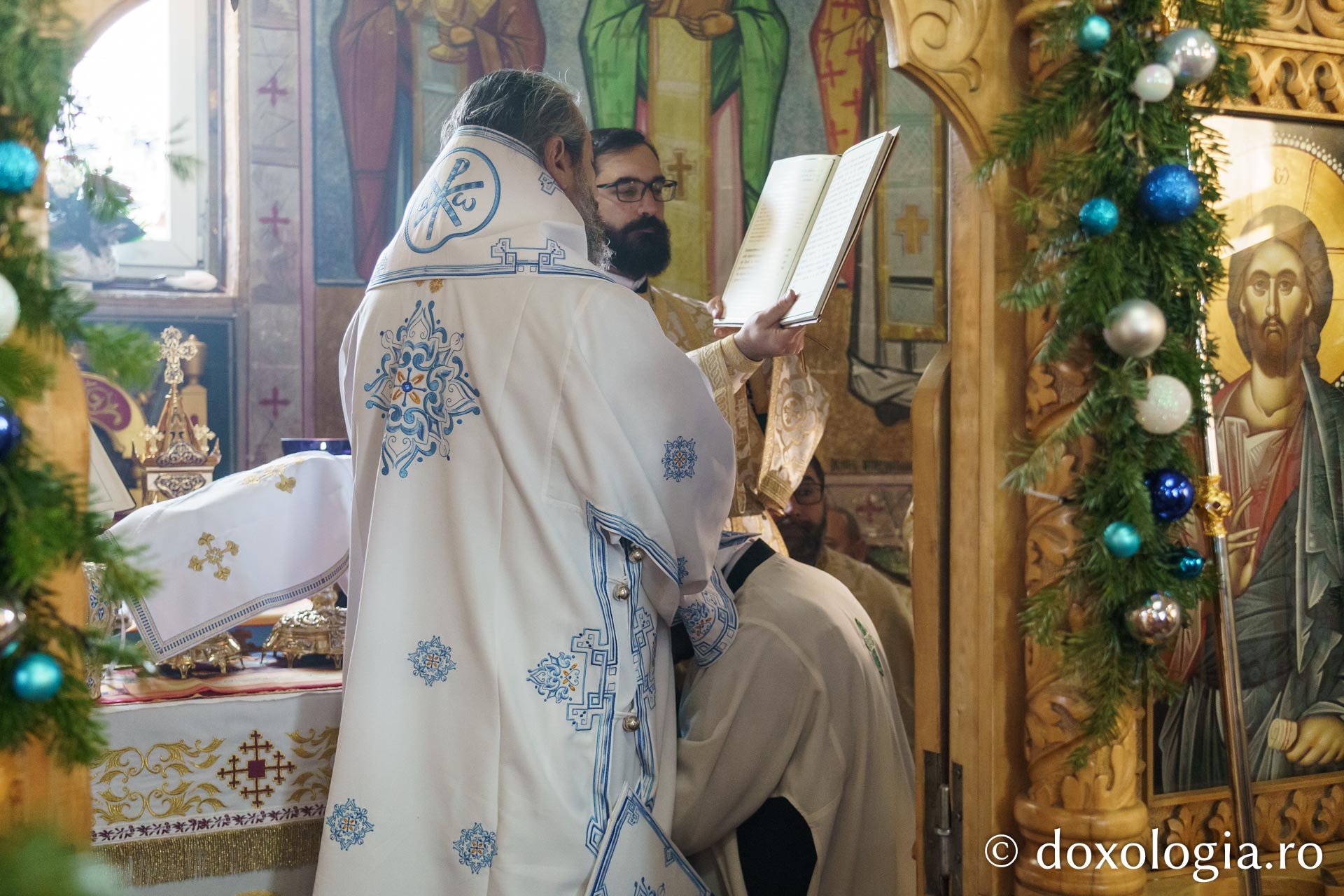 Credincioșii din Parohia Bahluiu, în rugăciune alături de Preasfințitul Nichifor Botoșăneanul