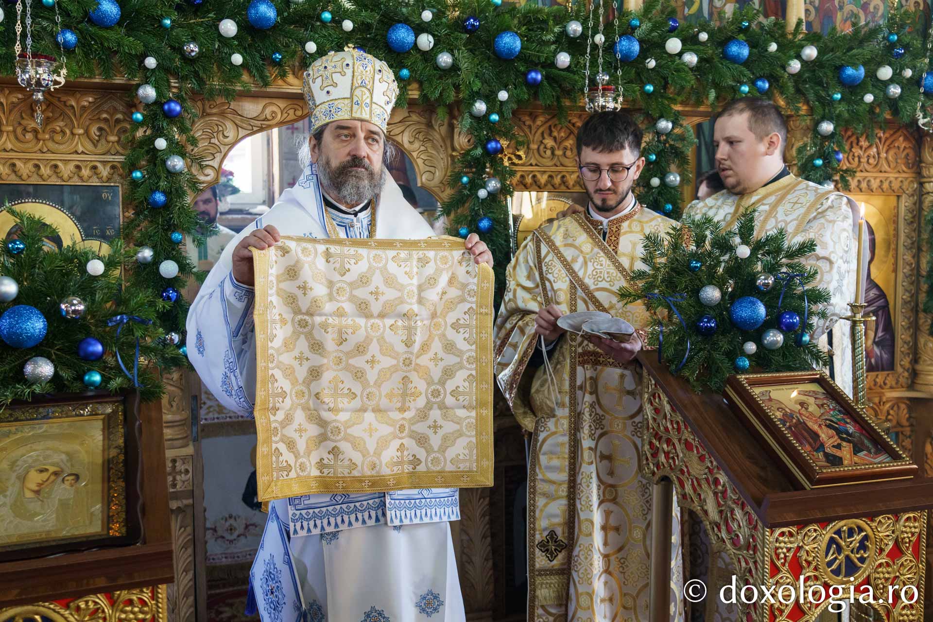 Credincioșii din Parohia Bahluiu, în rugăciune alături de Preasfințitul Nichifor Botoșăneanul