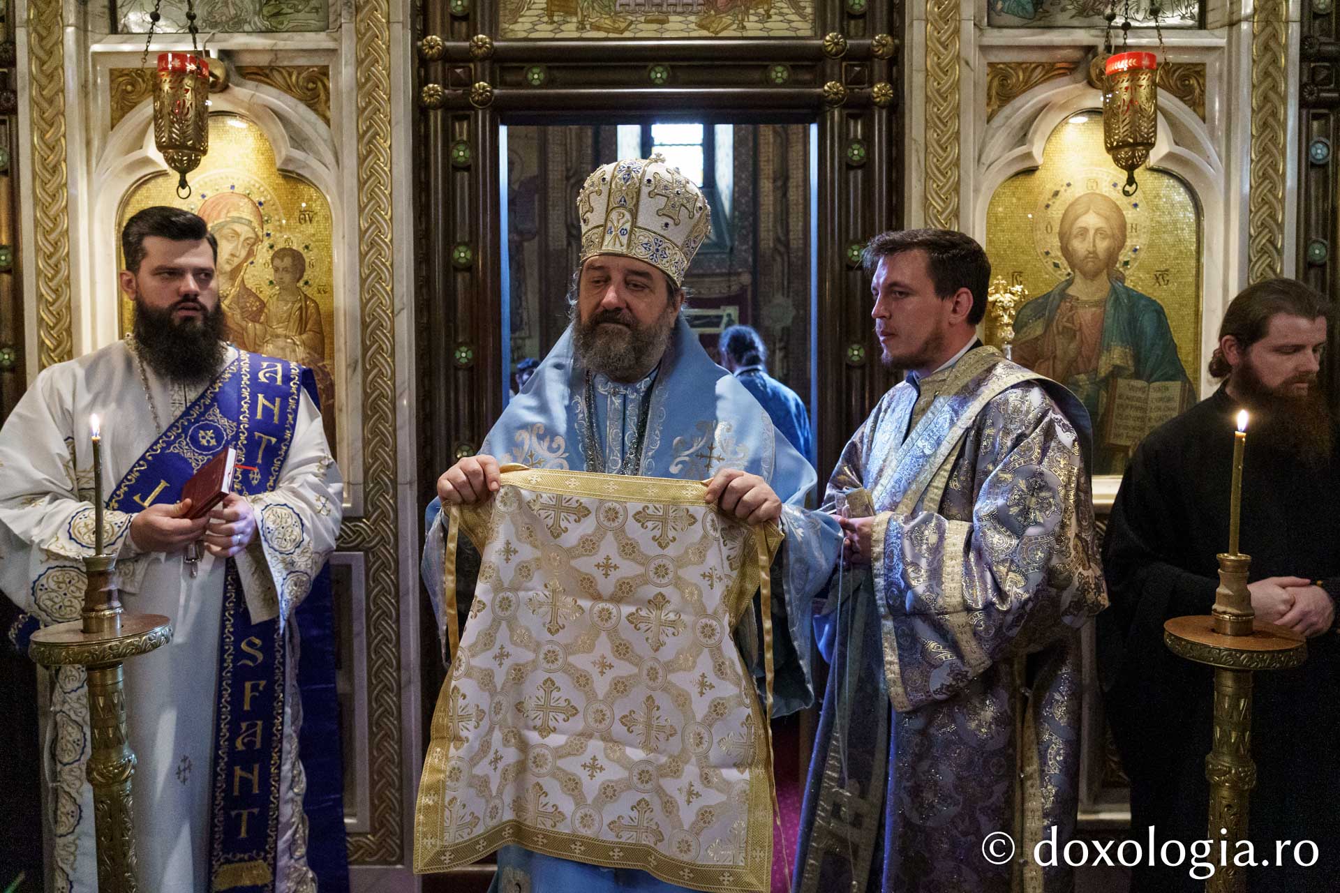 Credincioșii ieșeni s-au rugat împreună cu PS Nichifor Botoșăneanul la hramul Mănăstirii „Sfinții Trei Ierarhi” din Iași