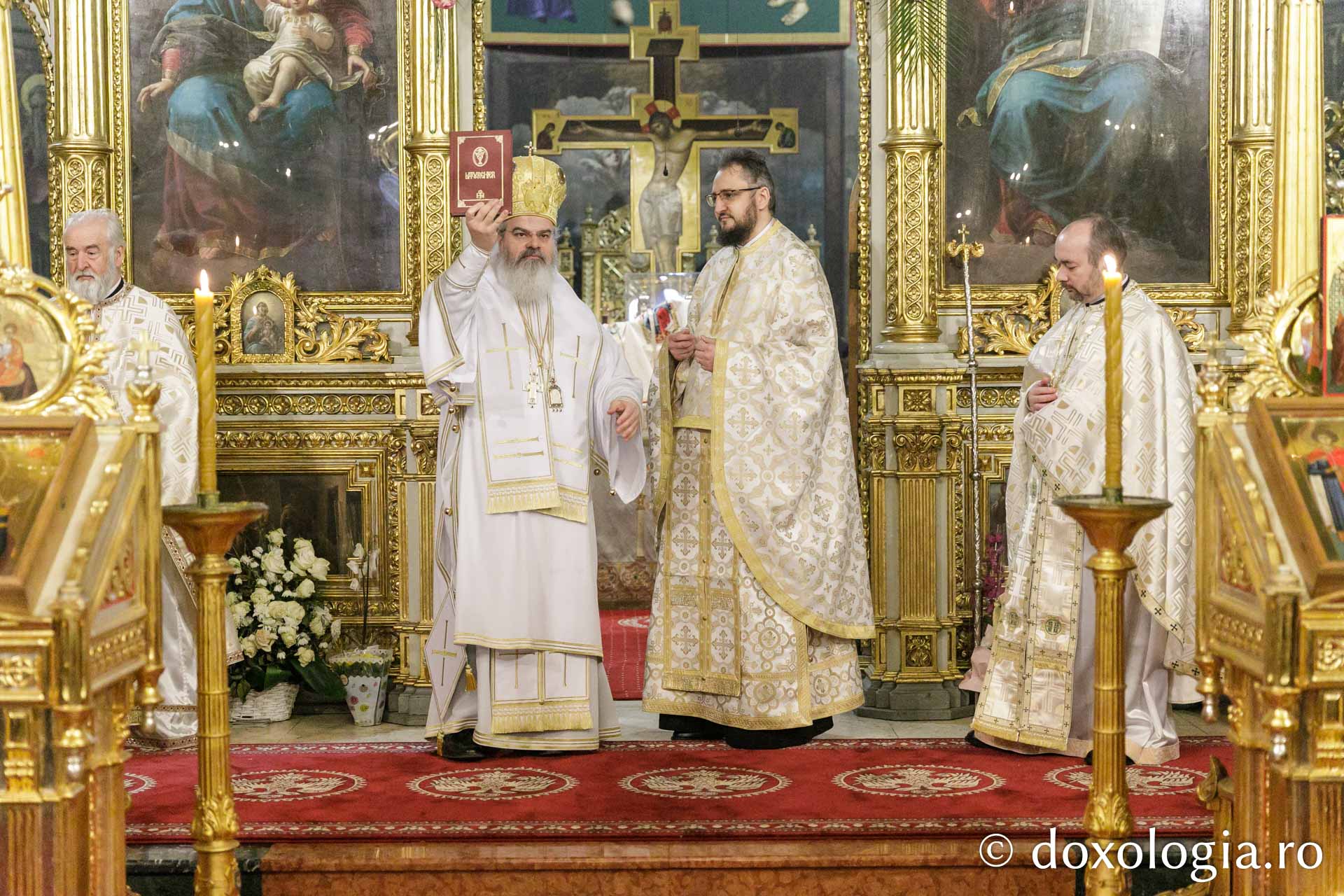„Troița de arhierei” la Catedrala Mitropolitană: Studenții și profesorii Facultății de Teologie și-au cinstit sfinții ocrotitori