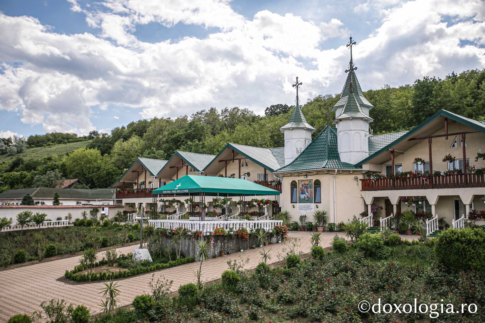(Foto) Pași de pelerin la Mănăstirea Moreni, Vaslui