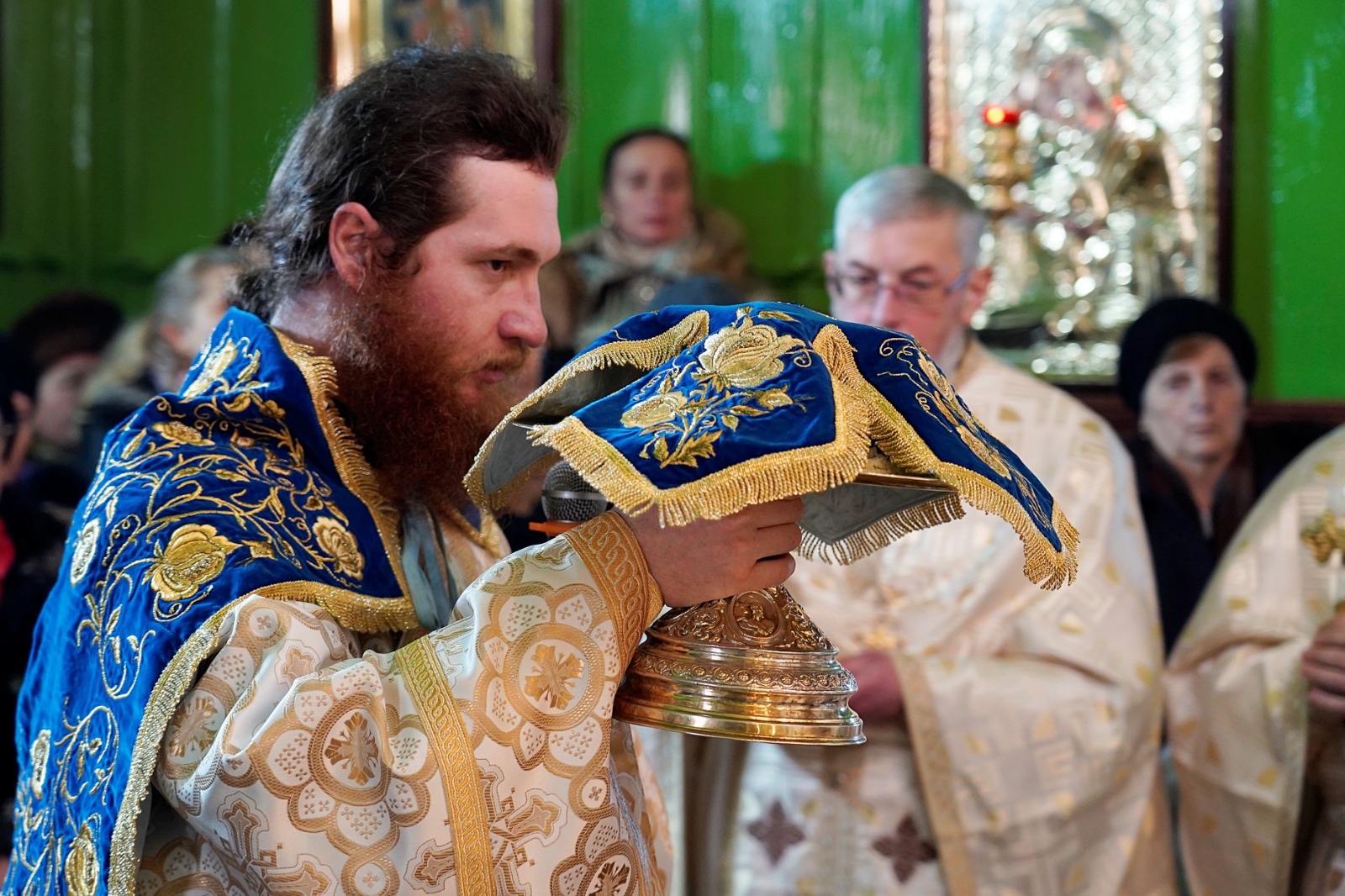 Credincioșii din Valea Albă au începând de astăzi un nou paroh