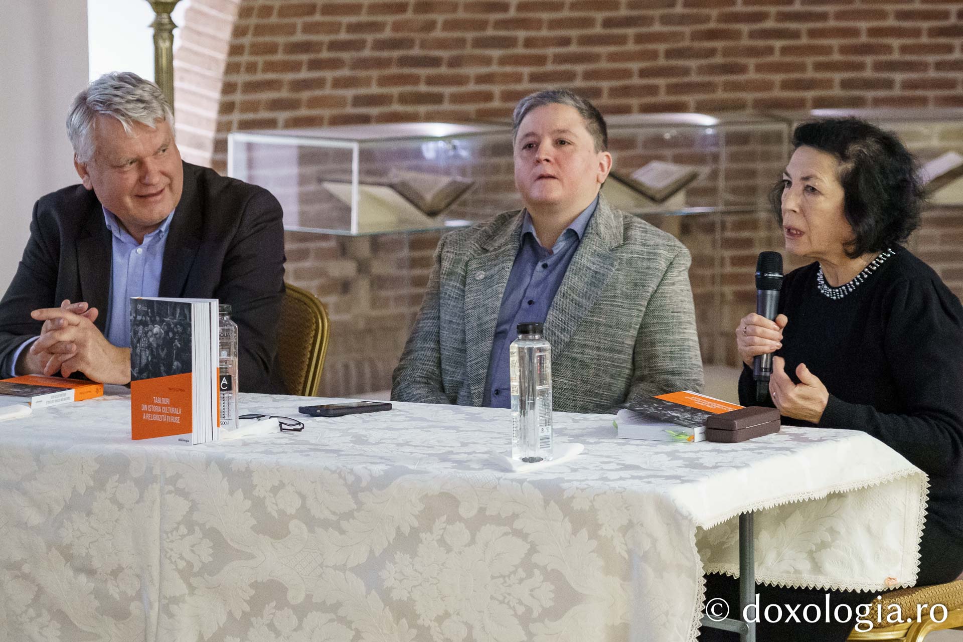 Cartea „Tablouri din istoria culturală a religiozității ruse” a fost lansată la Iași / Foto: Mihail Vrăjitoru Cartea „Tablouri din istoria culturală a religiozității ruse” a fost lansată la Iași