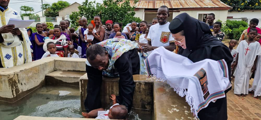 54 de botezuri în cadrul Centrului Misionar din Kidamali