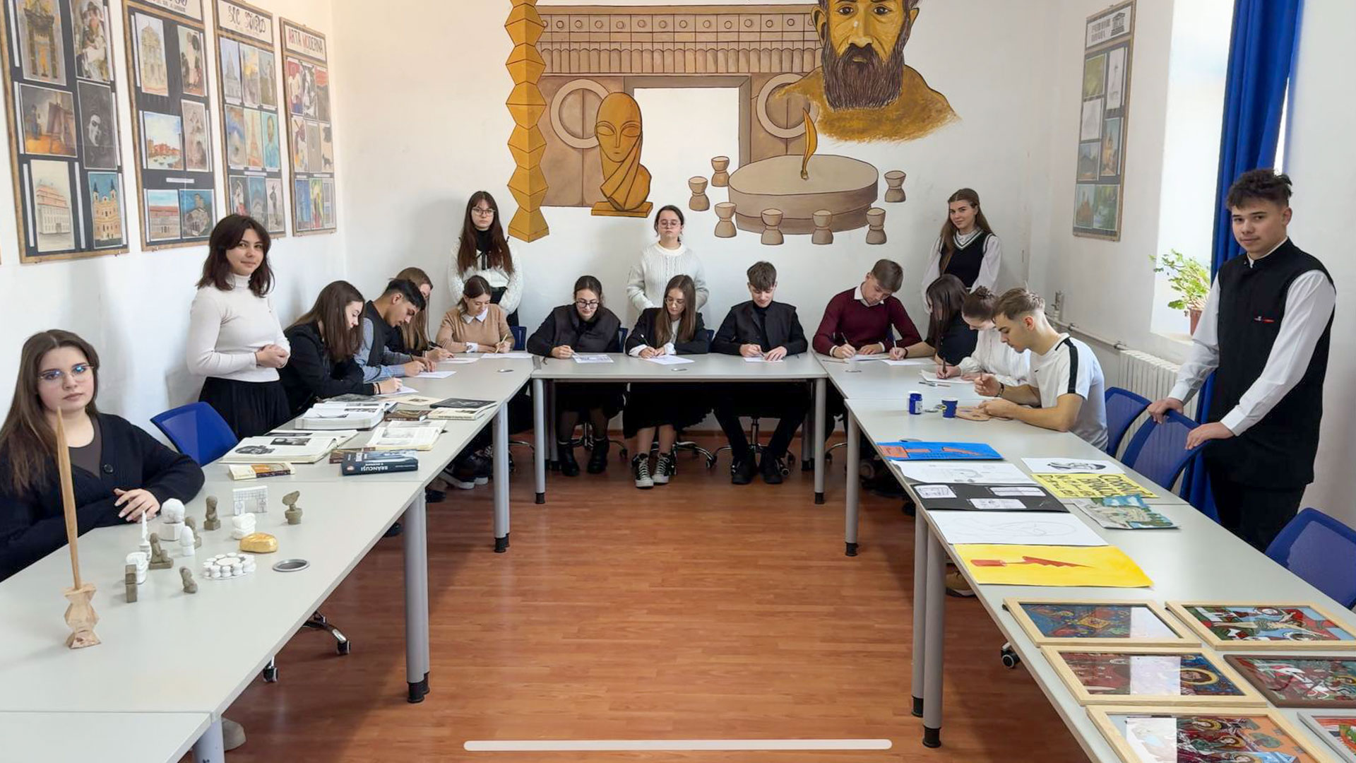 Elevii Seminarului Teologic Ortodox „Veniamin Costachi” l-au omagiat pe Constantin Brâncuși prin artă și inspirație Elevii Seminarului Teologic Ortodox „Veniamin Costachi” l-au omagiat pe Constantin Brâncuși prin artă și inspirație