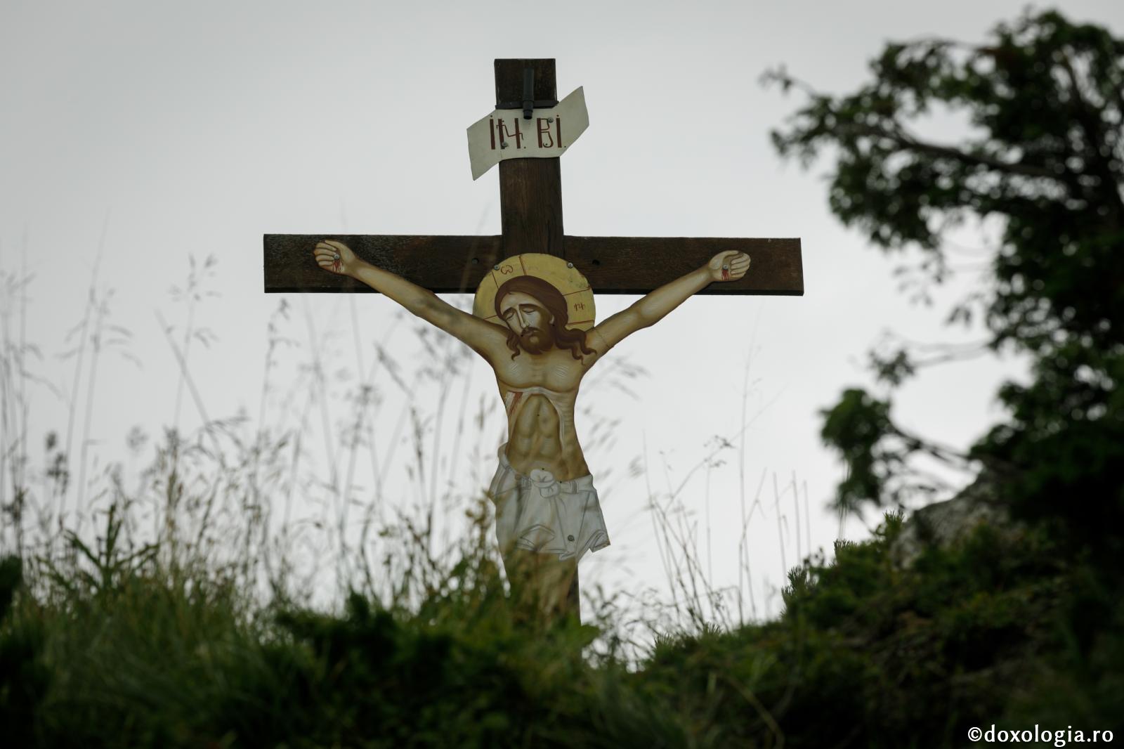 Ceasurile Pătimirilor Domnului sunt rememorate zilnic în slujbele Bisericii / Foto: Oana Nechifor crucea răstignirii