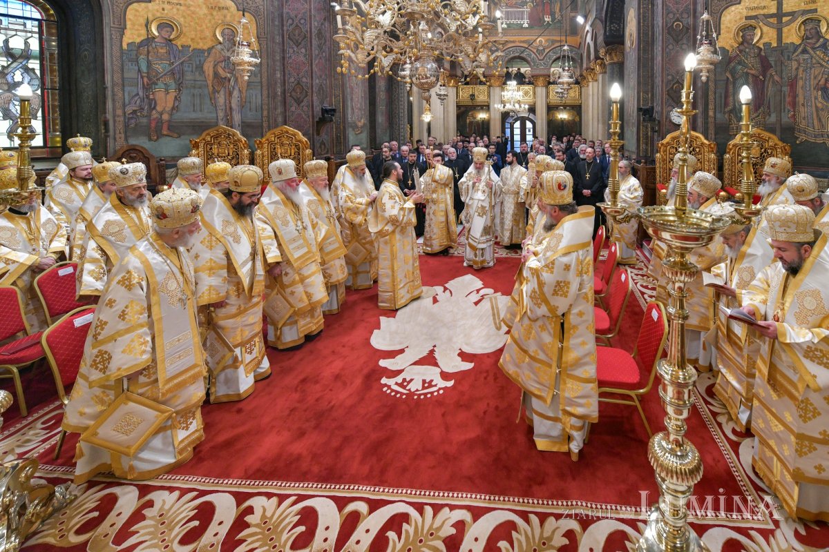 Moment solemn la Catedrala Patriarhală: Centenarul Patriarhiei Române și Proclamarea celor 16 sfinți români / Foto: Ziarul Lumina Moment solemn la Catedrala Patriarhală: Centenarul Patriarhiei Române și Proclamarea celor 16 sfinți români