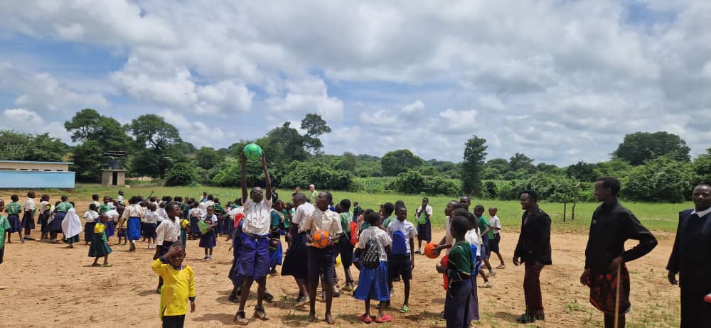 Papuci și uniforme pentru școală – în vizită la Ipwasi, Tanzania