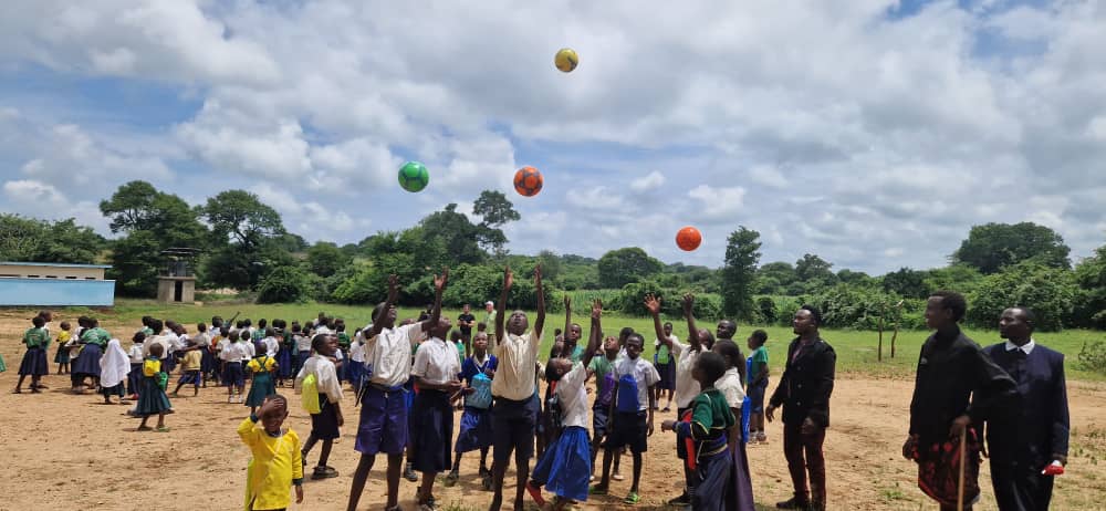 Papuci și uniforme pentru școală – în vizită la Ipwasi, Tanzania