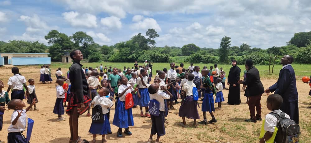 Papuci și uniforme pentru școală – în vizită la Ipwasi, Tanzania