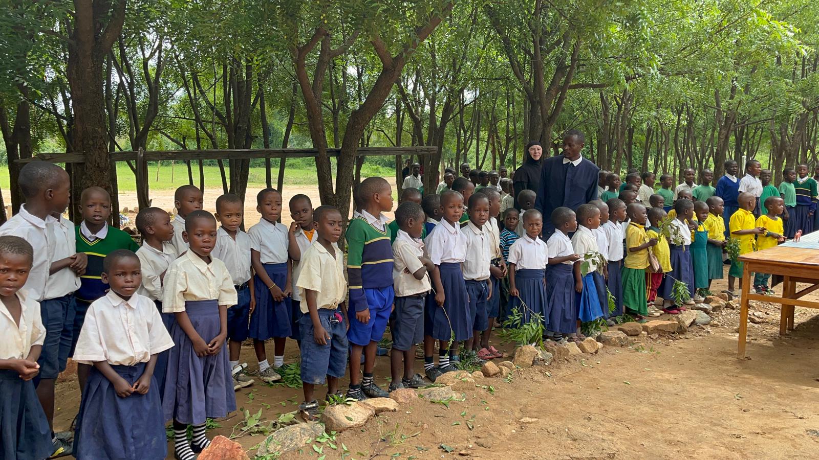 Papuci și uniforme pentru școală – în vizită la Ipwasi, Tanzania