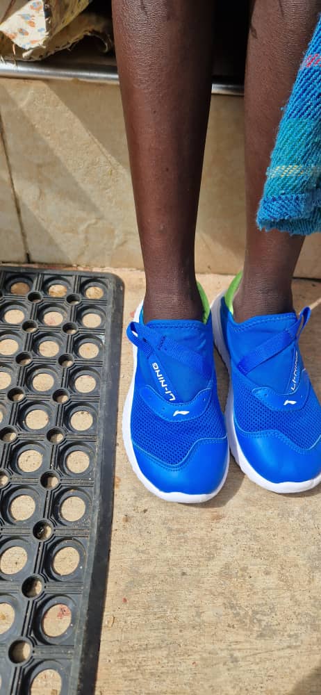 Papuci și uniforme pentru școală – la Kidamali, Tanznia