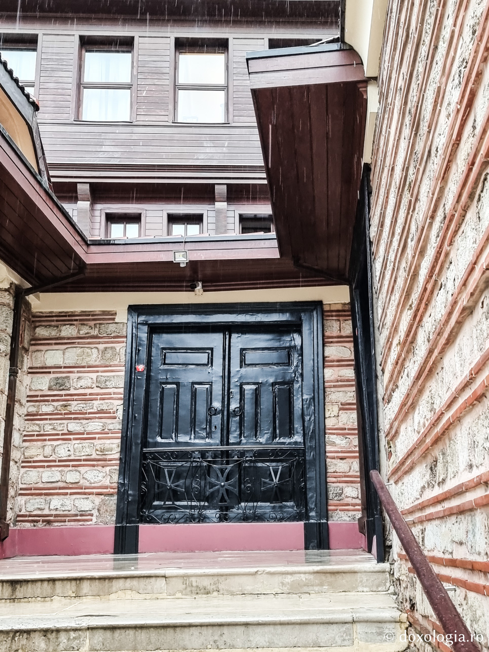 Poarta de care a fost spânzurat Sfântul Patriarh Grigorie al V-lea nu a mai fost deschisă din 1821 / Foto: Magda Buftea Poarta de care a fost spânzurat Noul Mucenic Grigorie Patriarhul nu a mai fost deschisă din 1821