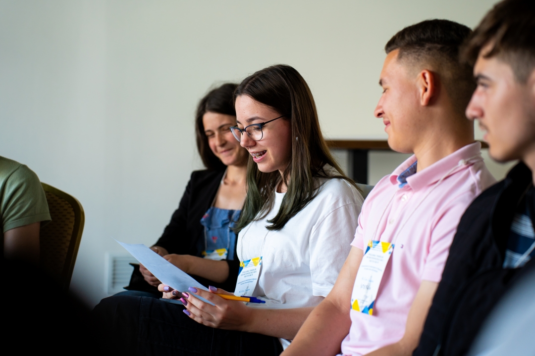 Seminare de formare pentru voluntarii din tabere: „Un tânăr educat, un om mai bogat!”