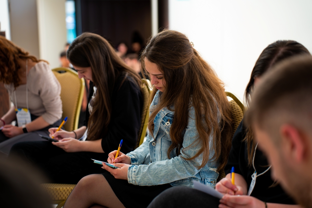 Seminare de formare pentru voluntarii din tabere: „Un tânăr educat, un om mai bogat!”