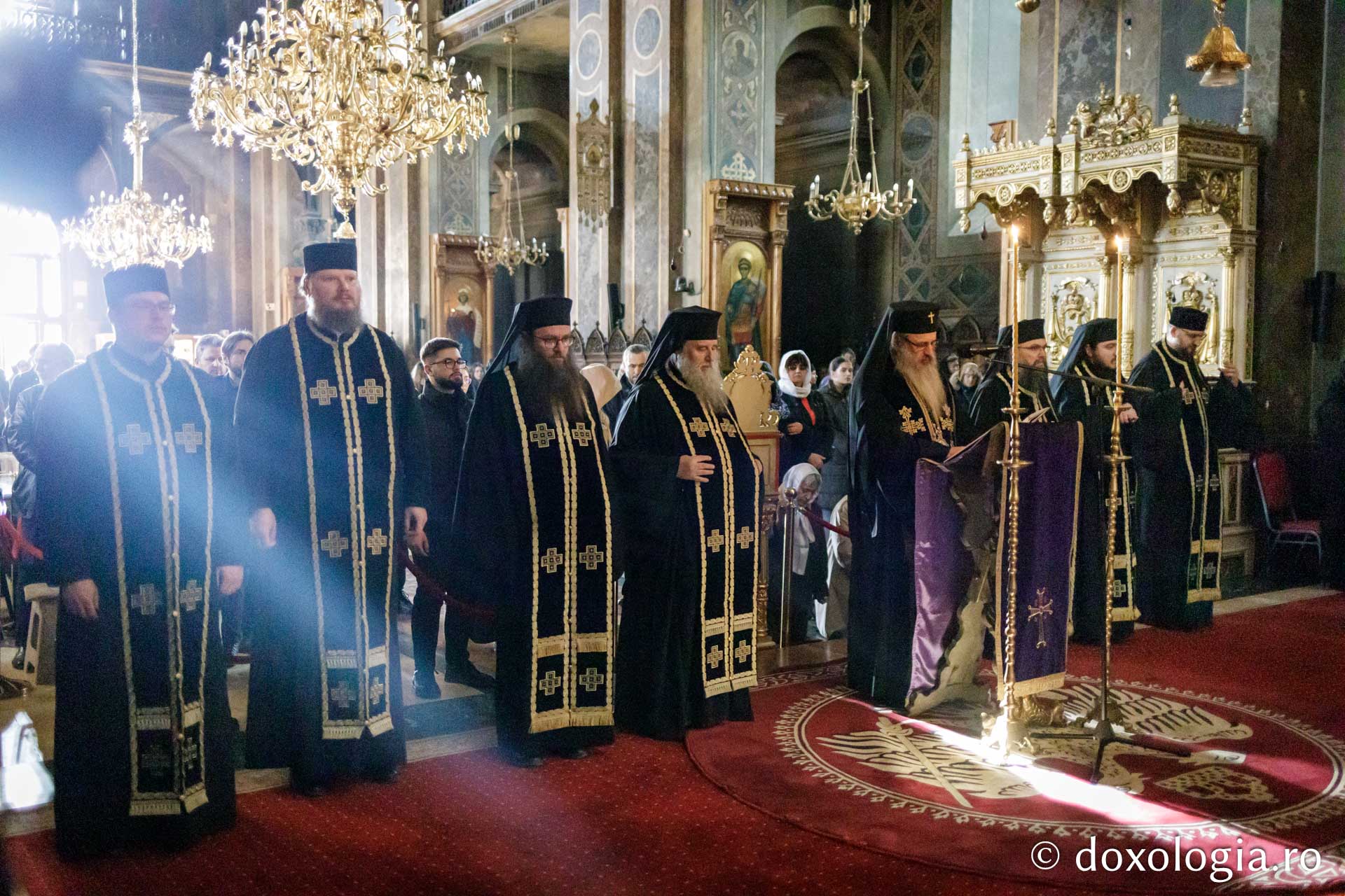 Credincioșii ieșeni, în rugăciune la citirea ultimei părți a Canonului cel Mare