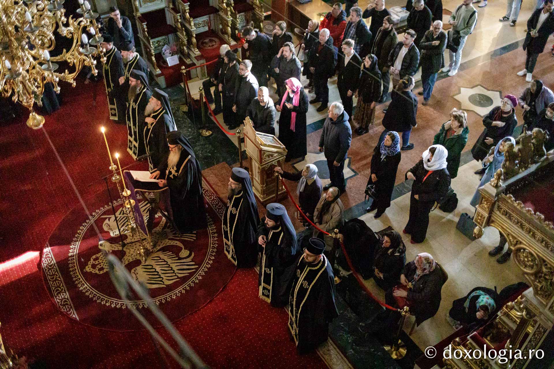 Credincioșii ieșeni, în rugăciune la citirea ultimei părți a Canonului cel Mare