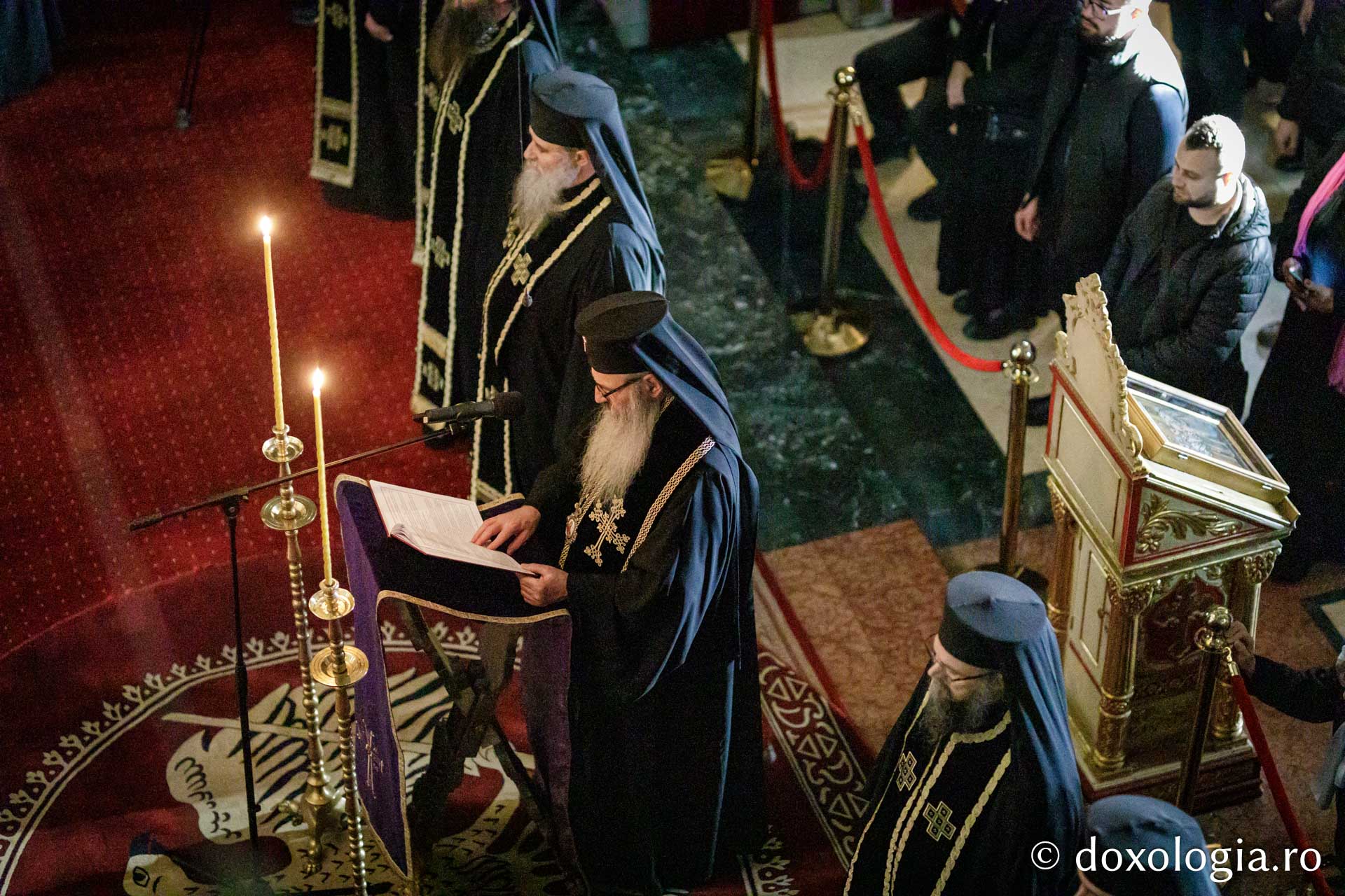 Credincioșii ieșeni, în rugăciune la citirea ultimei părți a Canonului cel Mare