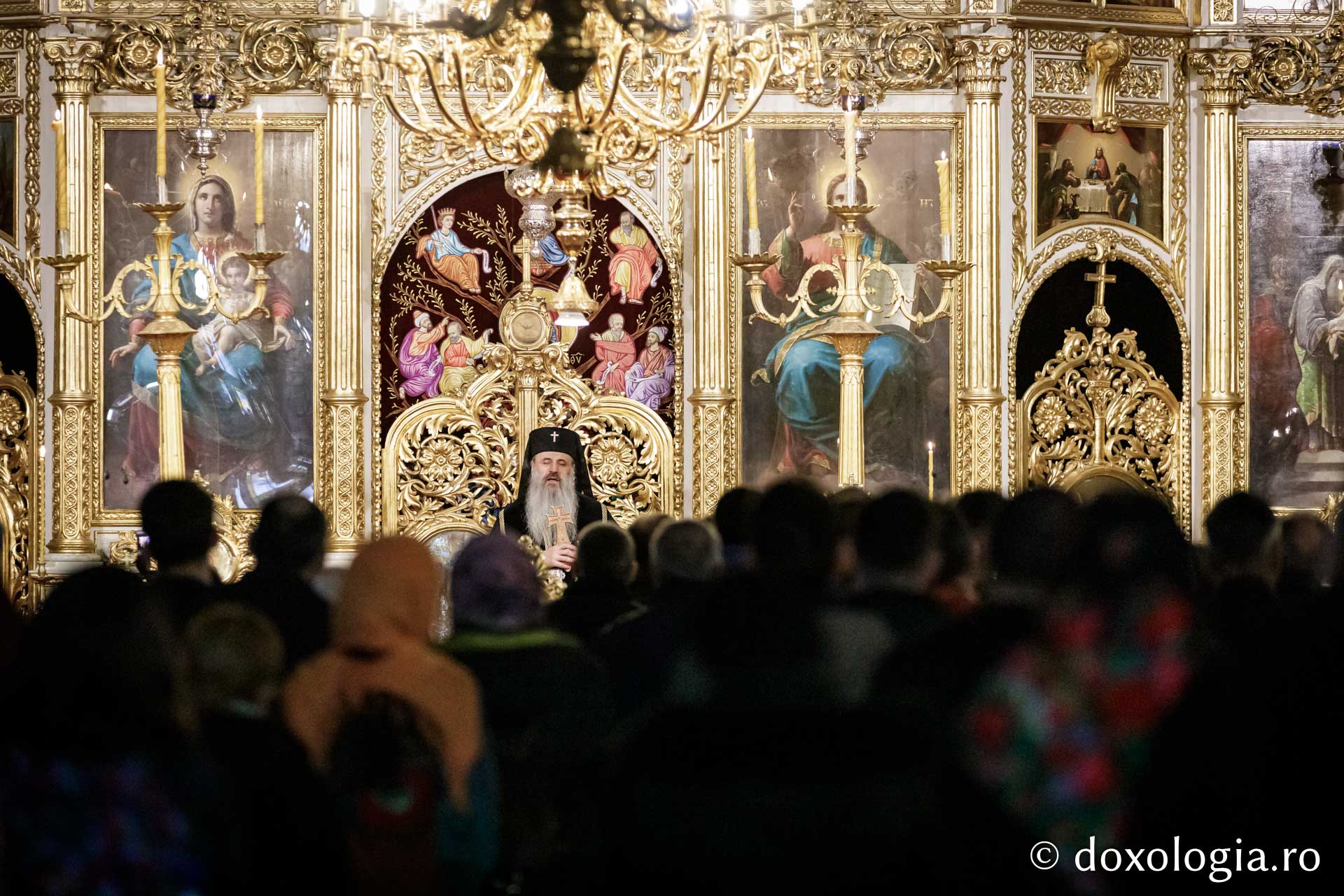 Credincioșii ieșeni, în rugăciune la citirea ultimei părți a Canonului cel Mare