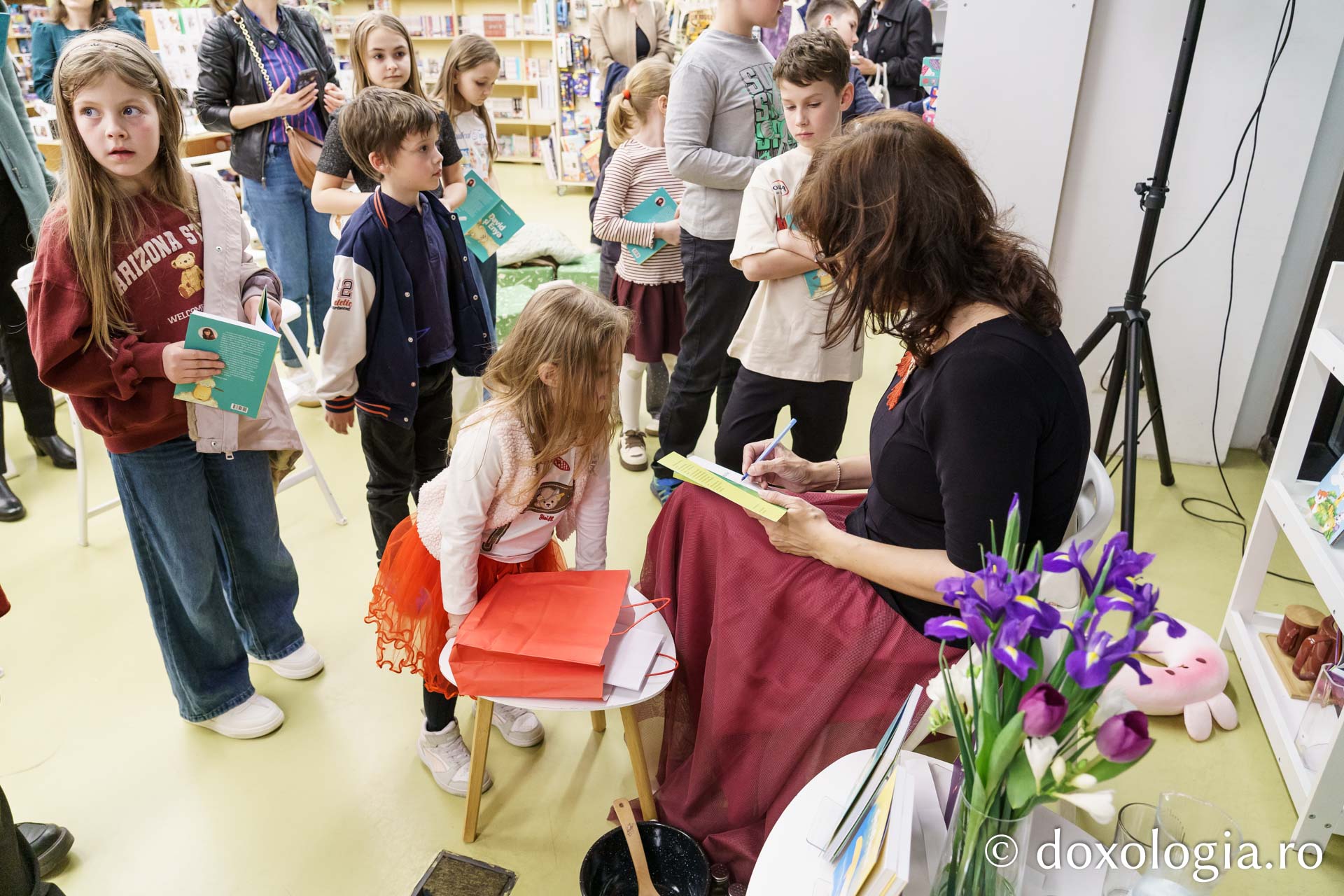 Emoție și entuziasm la lansarea cărții „David și Enya” în Iași