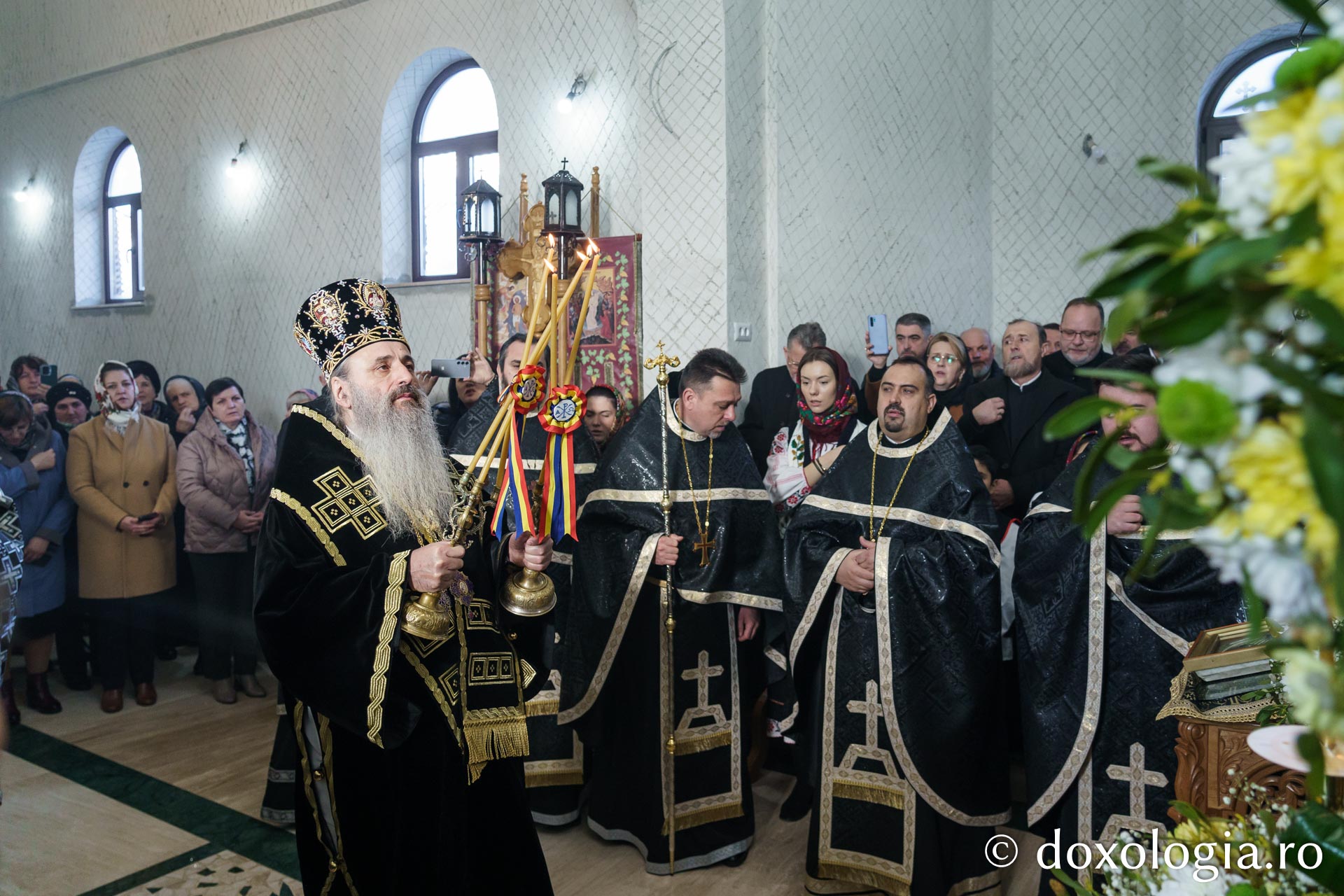 Binecuvântare arhierească la Parohia Boiștea: IPS Teofan a săvârșit Sfânta Liturghie și a sfințit noul ansamblu parohial