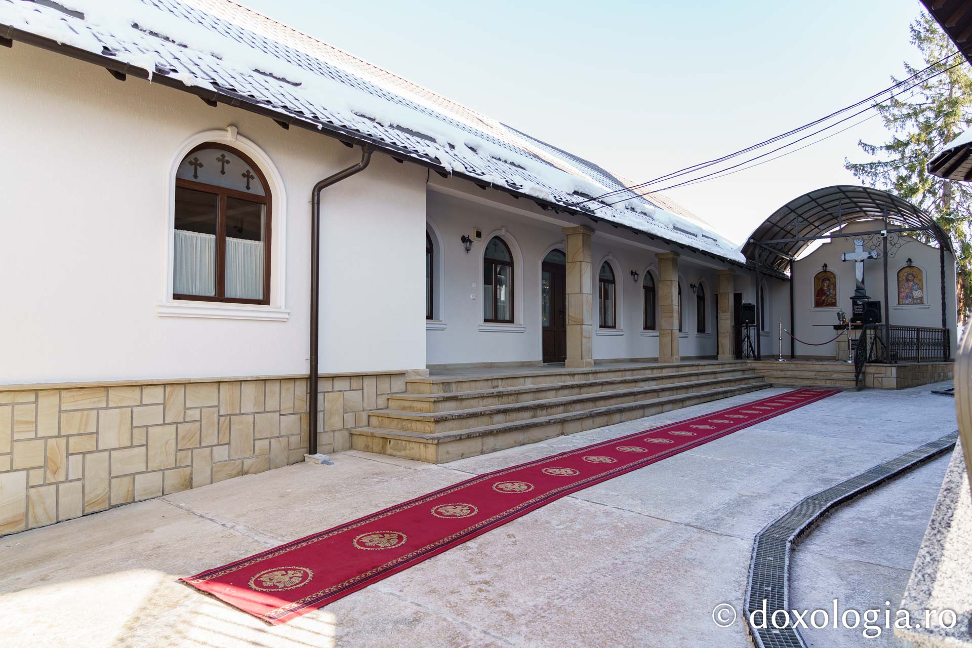 Binecuvântare arhierească la Parohia Boiștea: IPS Teofan a săvârșit Sfânta Liturghie și a sfințit noul ansamblu parohial